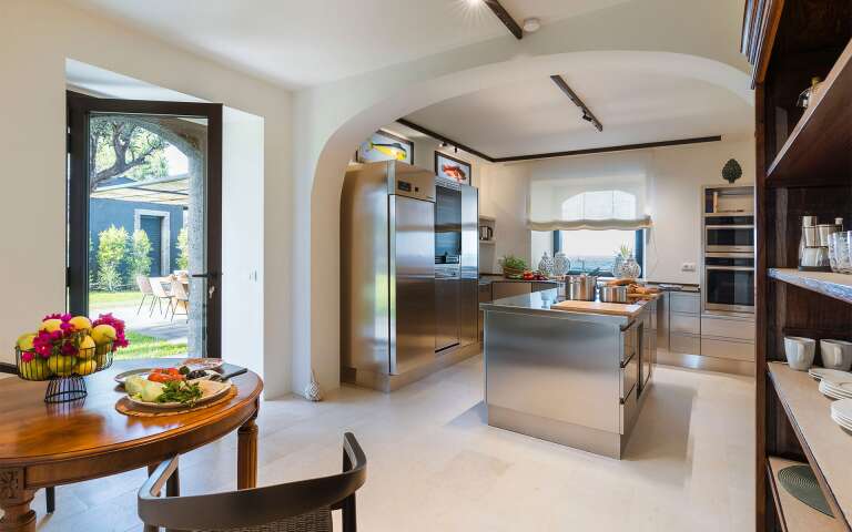 fully equipped kitchen with direct access to the garden