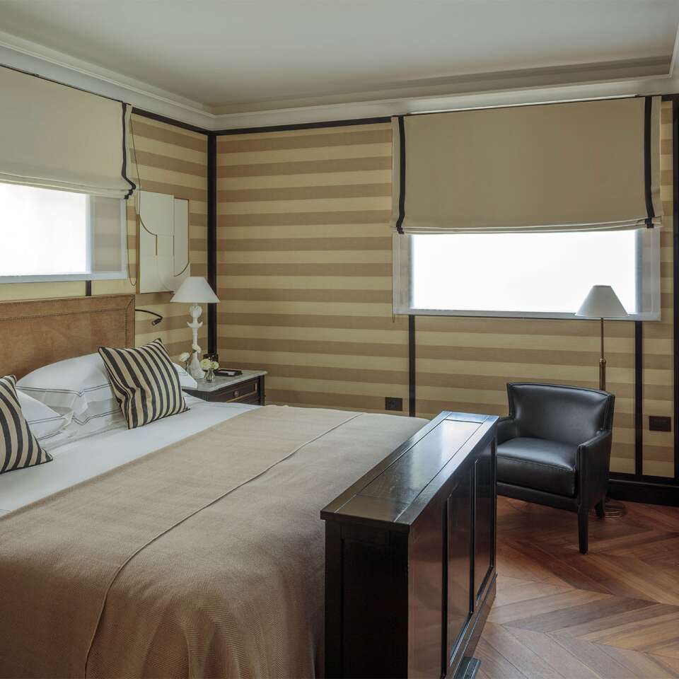 en suite double bedroom with king-sized bed