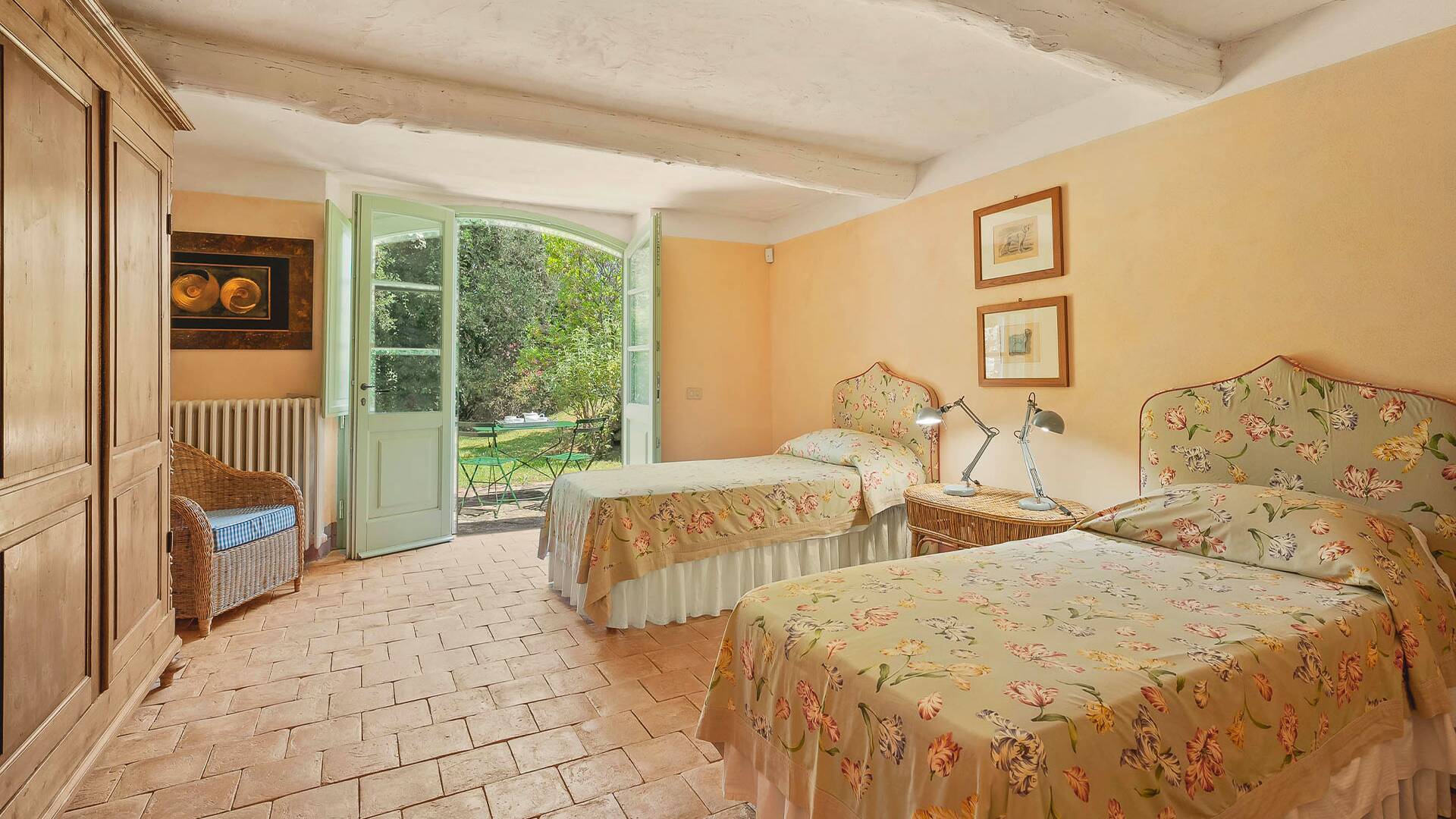 en suite twin bedroom