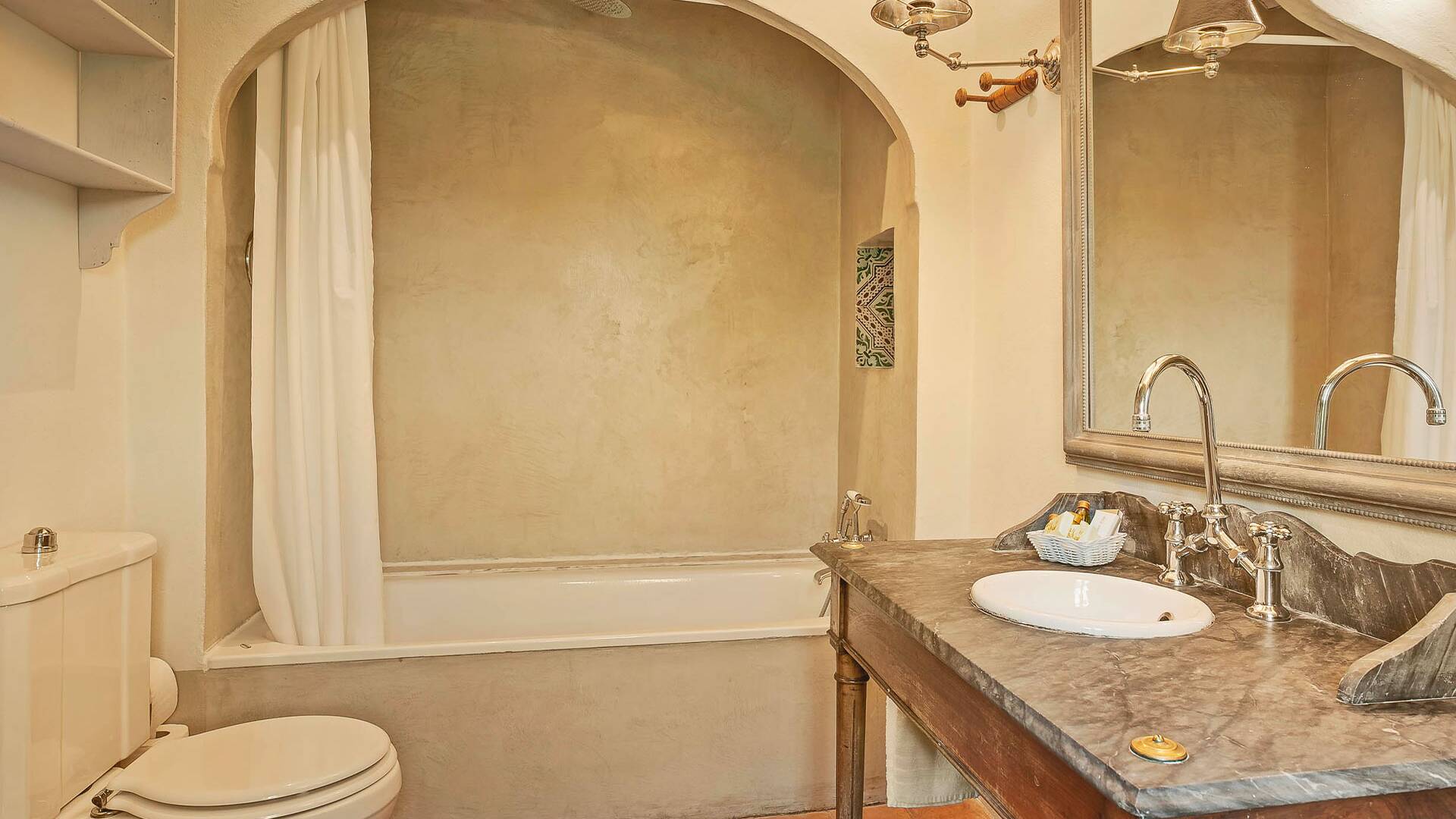 en suite bathroom with bathtub