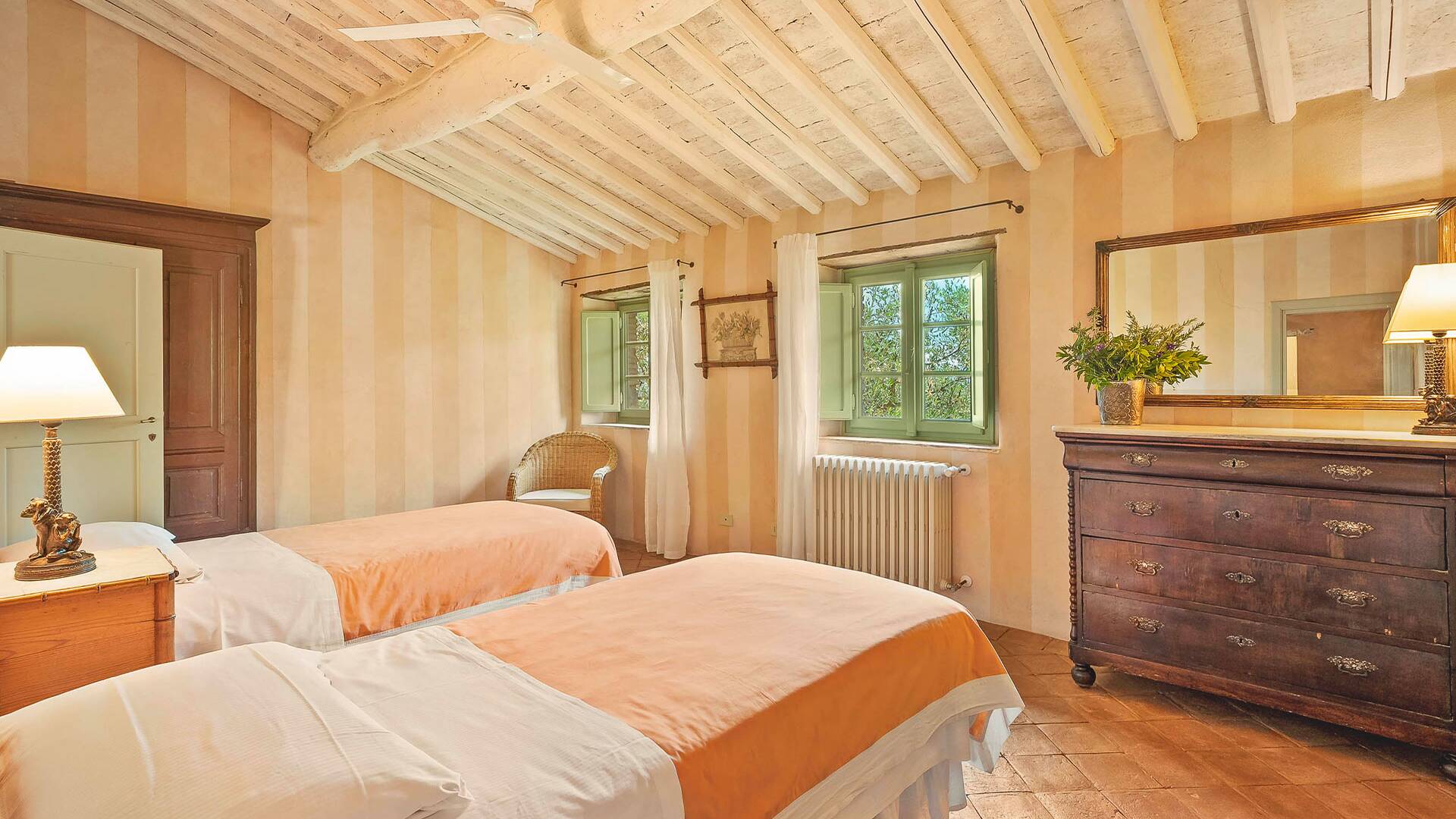 en suite twin bedroom