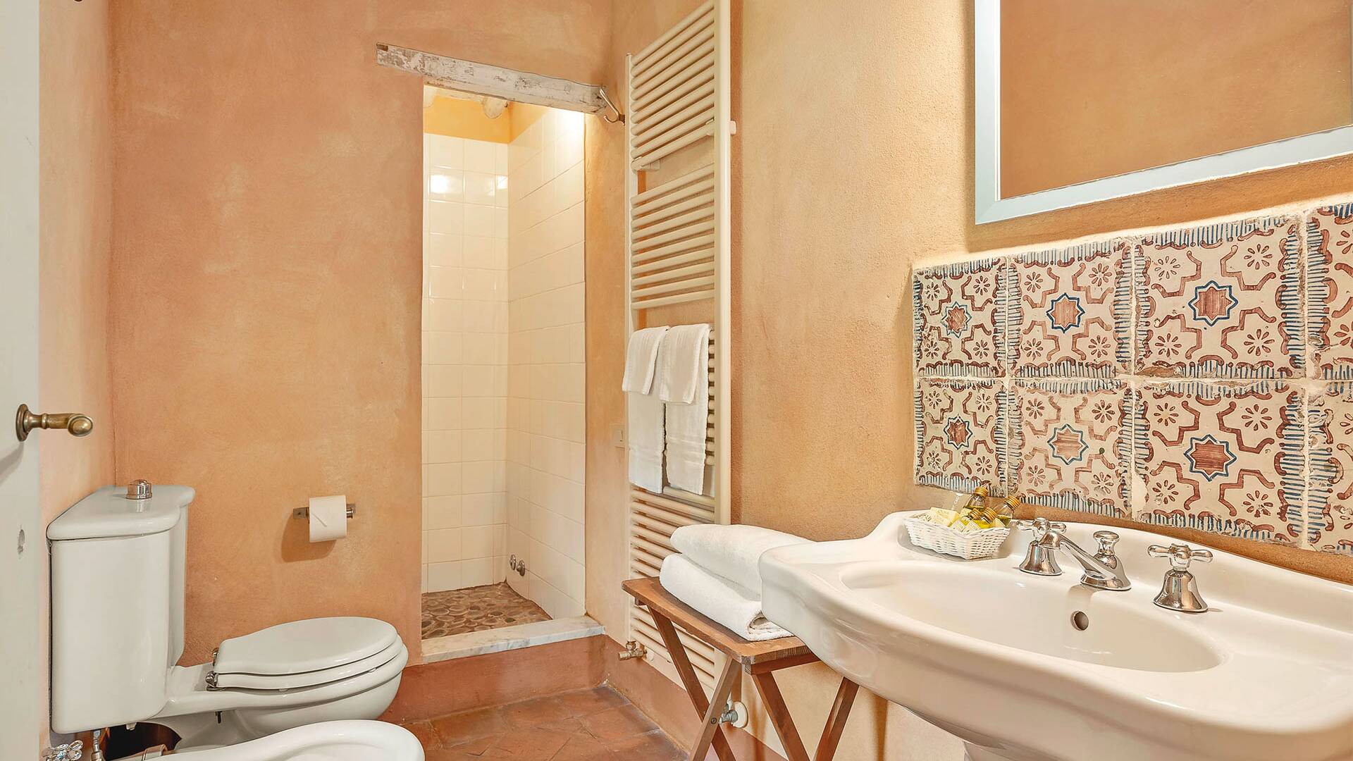 en suite bathroom with walk-in shower