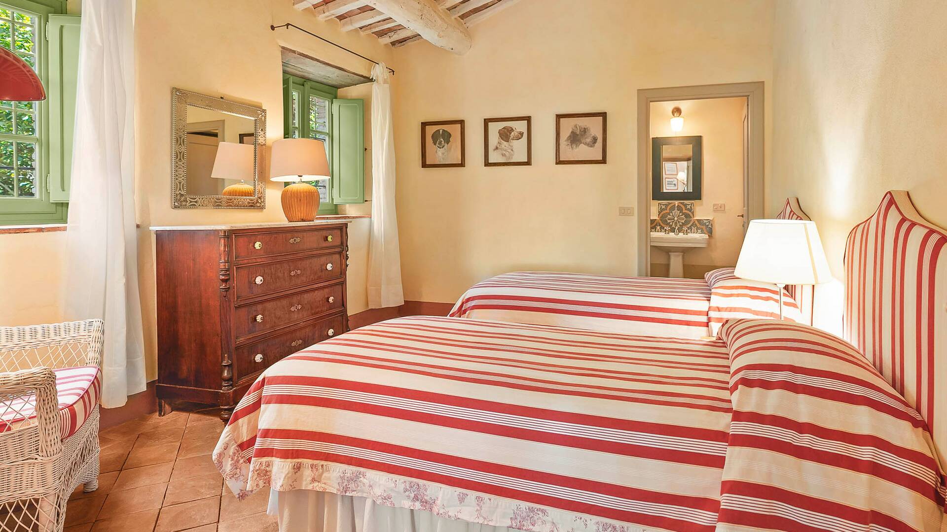 en suite twin bedroom