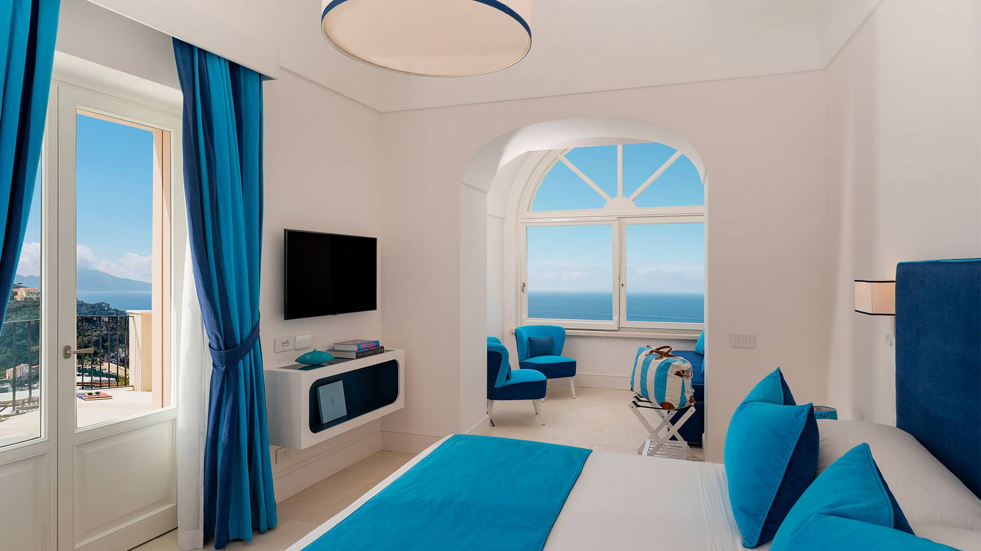 en suite bedroom with lounge area