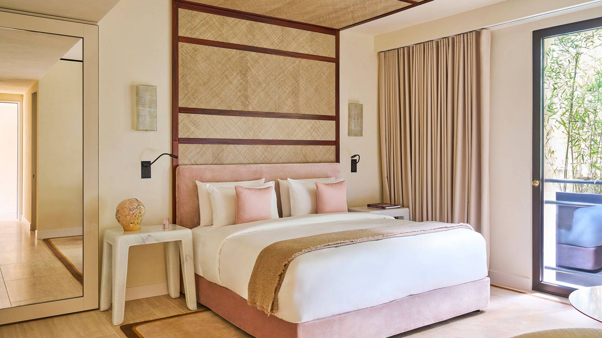 en suite double bedroom with king-size bed