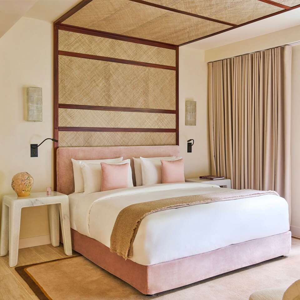 en suite double bedroom with king-size bed