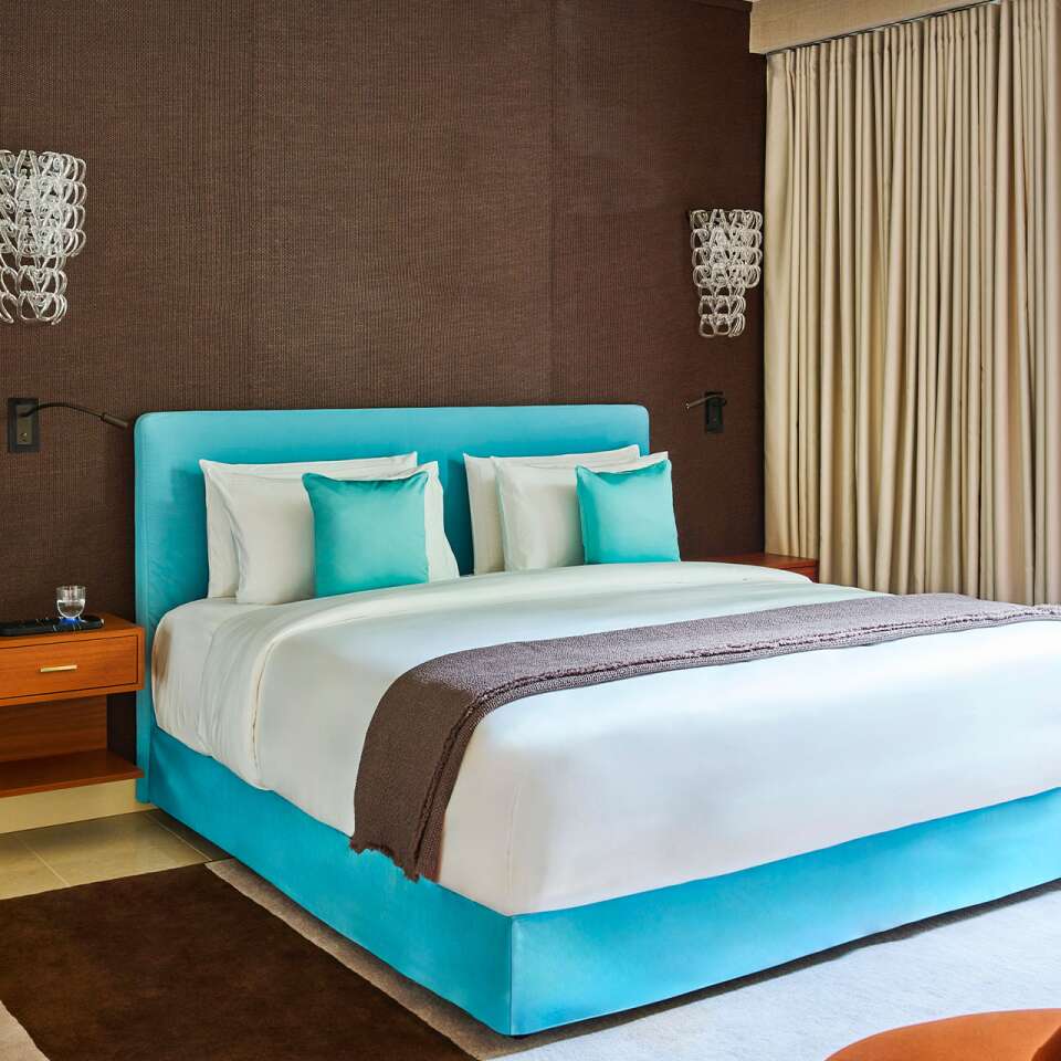 en suite double bedroom with king-size bed