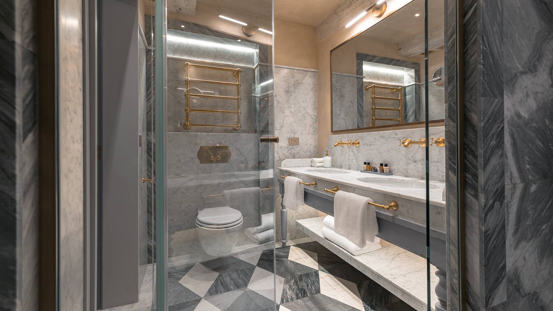 Refined double sink and luxury marble details