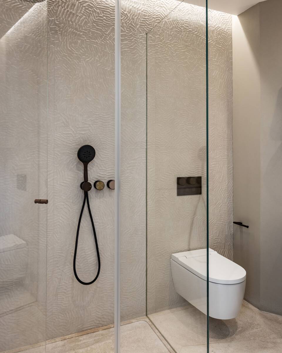 en suite bathroom with walk-in shower