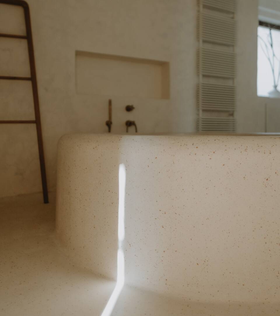en suite bathtub