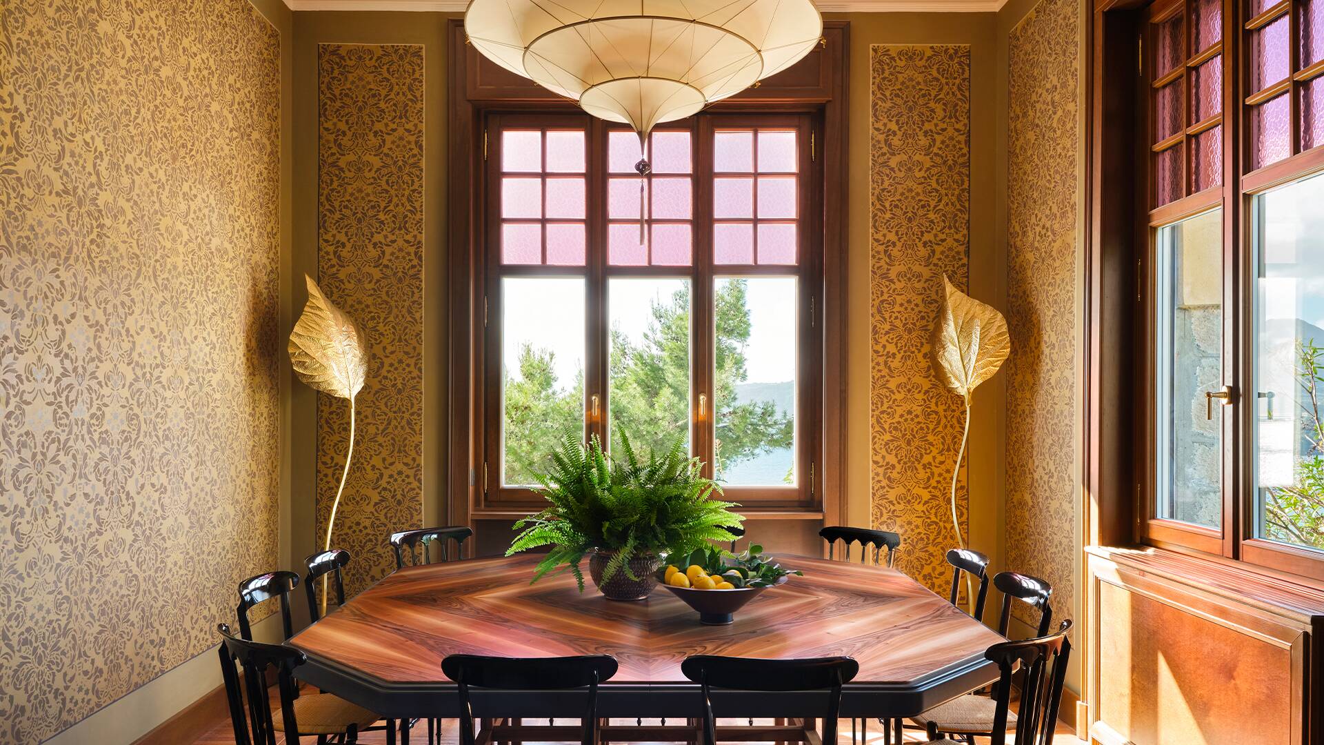 dining room next to the kitchen 