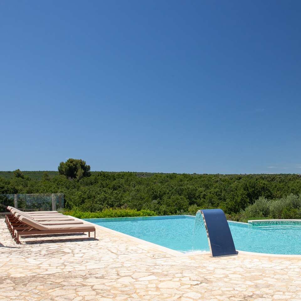 luxury Trullo Siepe for weekly rental near  Ostuni