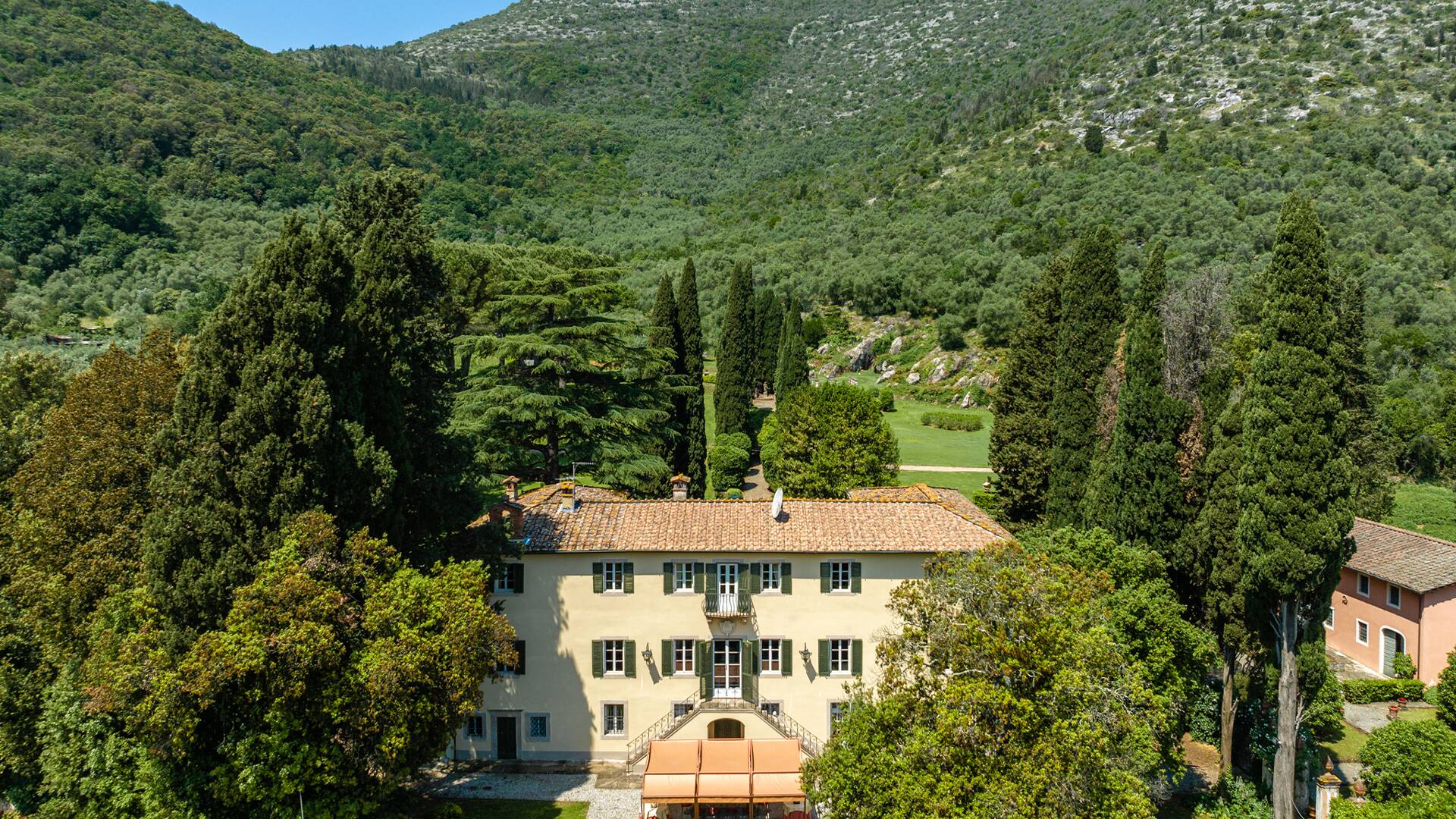 front view luxury Villa Cardinale