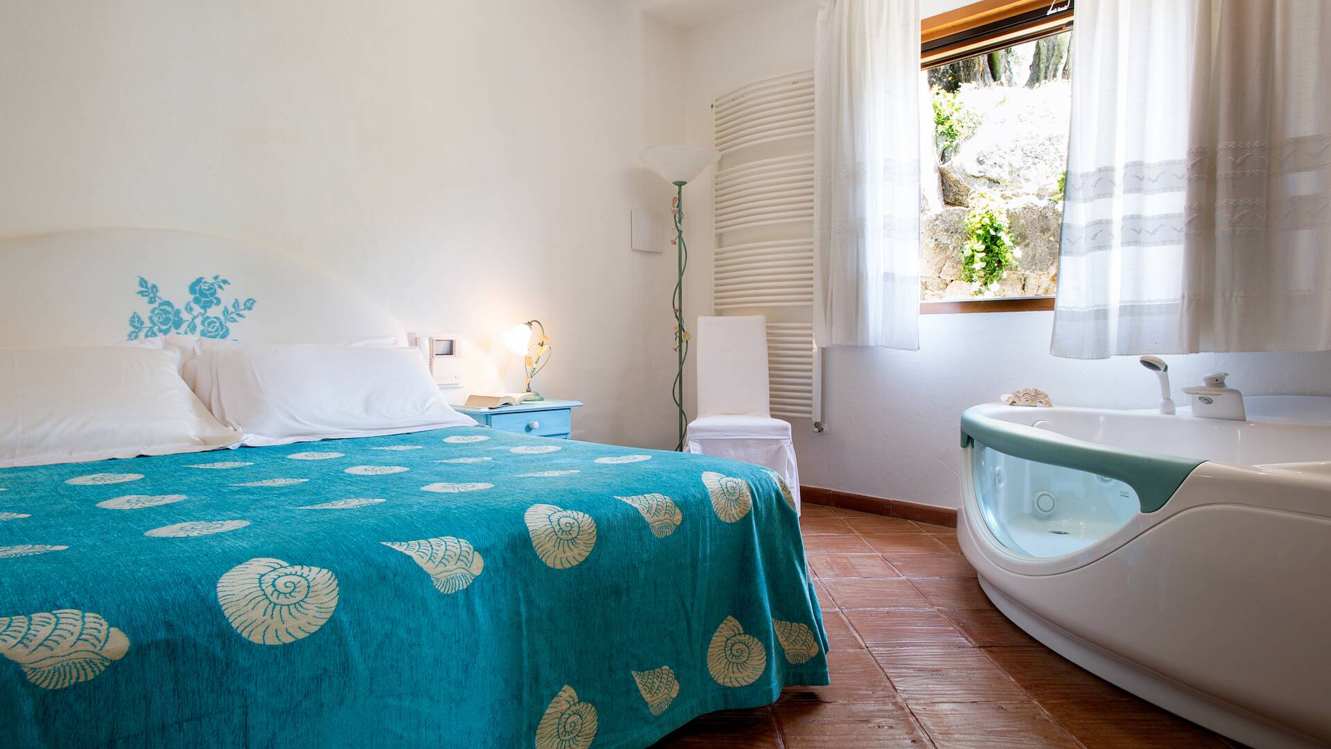 double bedroom with en suite bathtub
