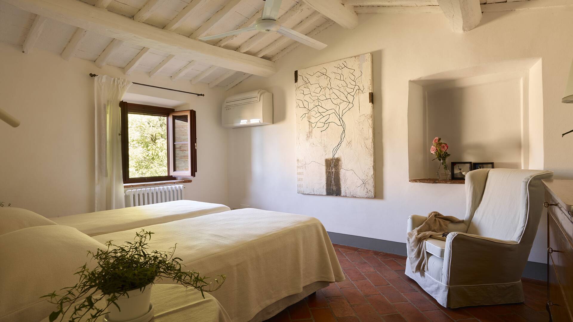 luxury traditional vacation villa in Tuscany. First floor.