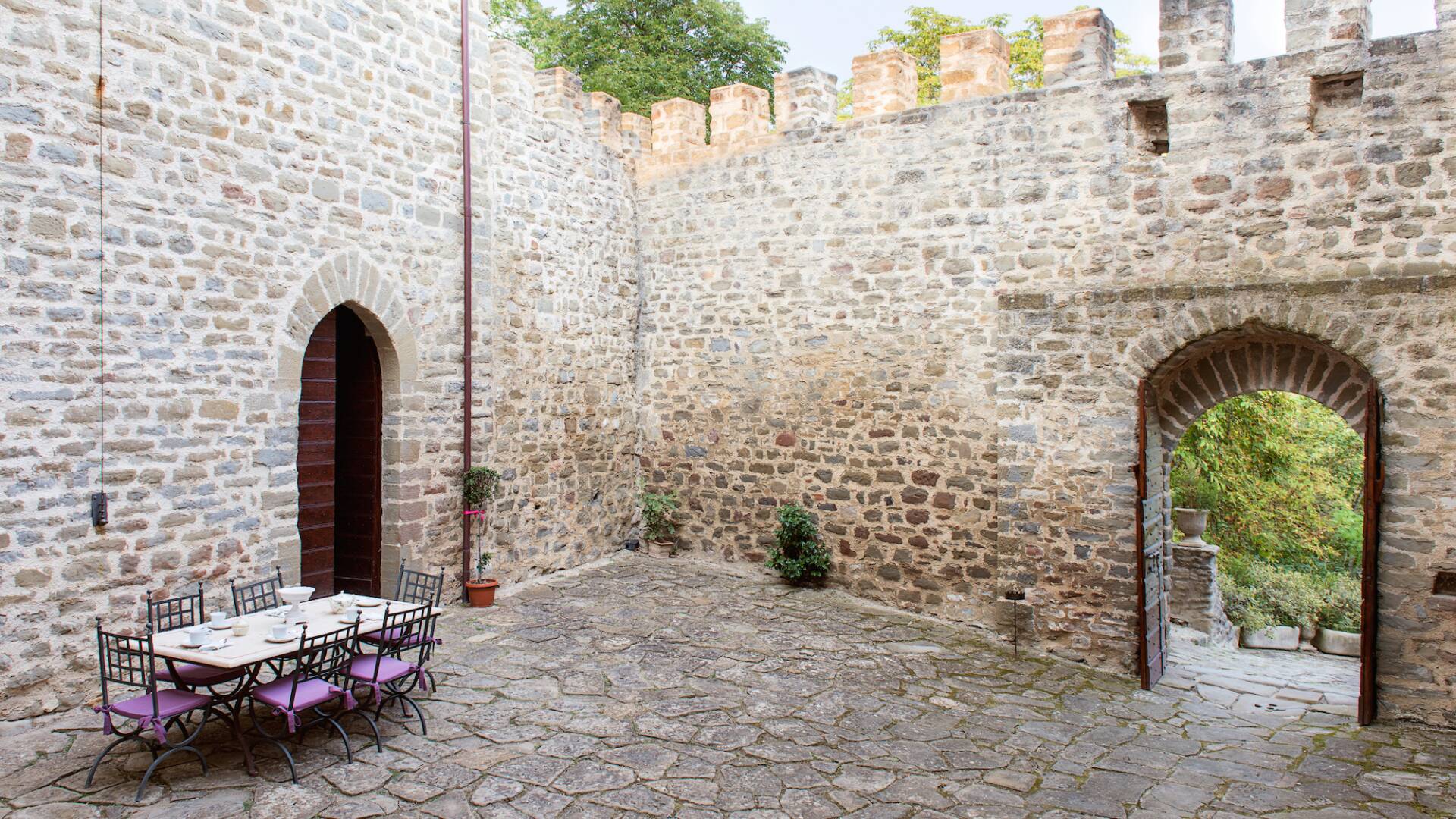 internal courtyard and entrance to the knights' hall