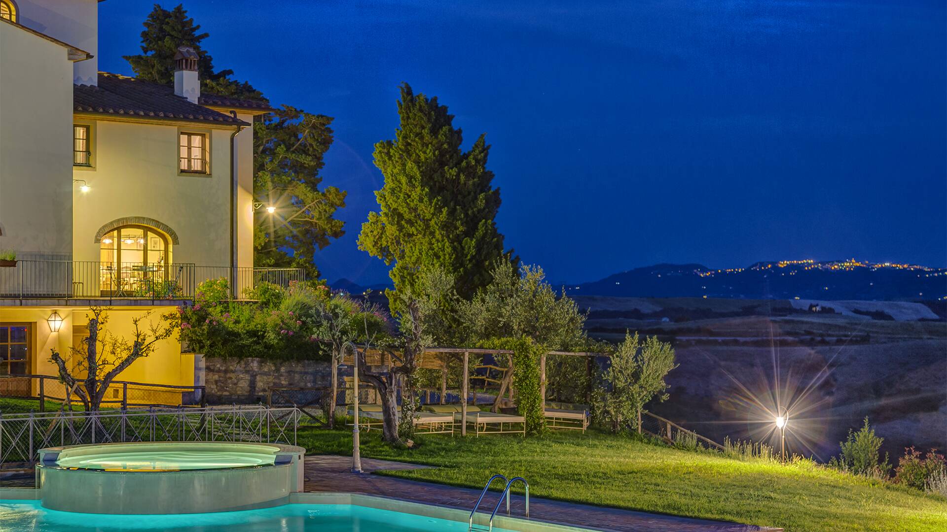 luxury villa Colle Sereno by night