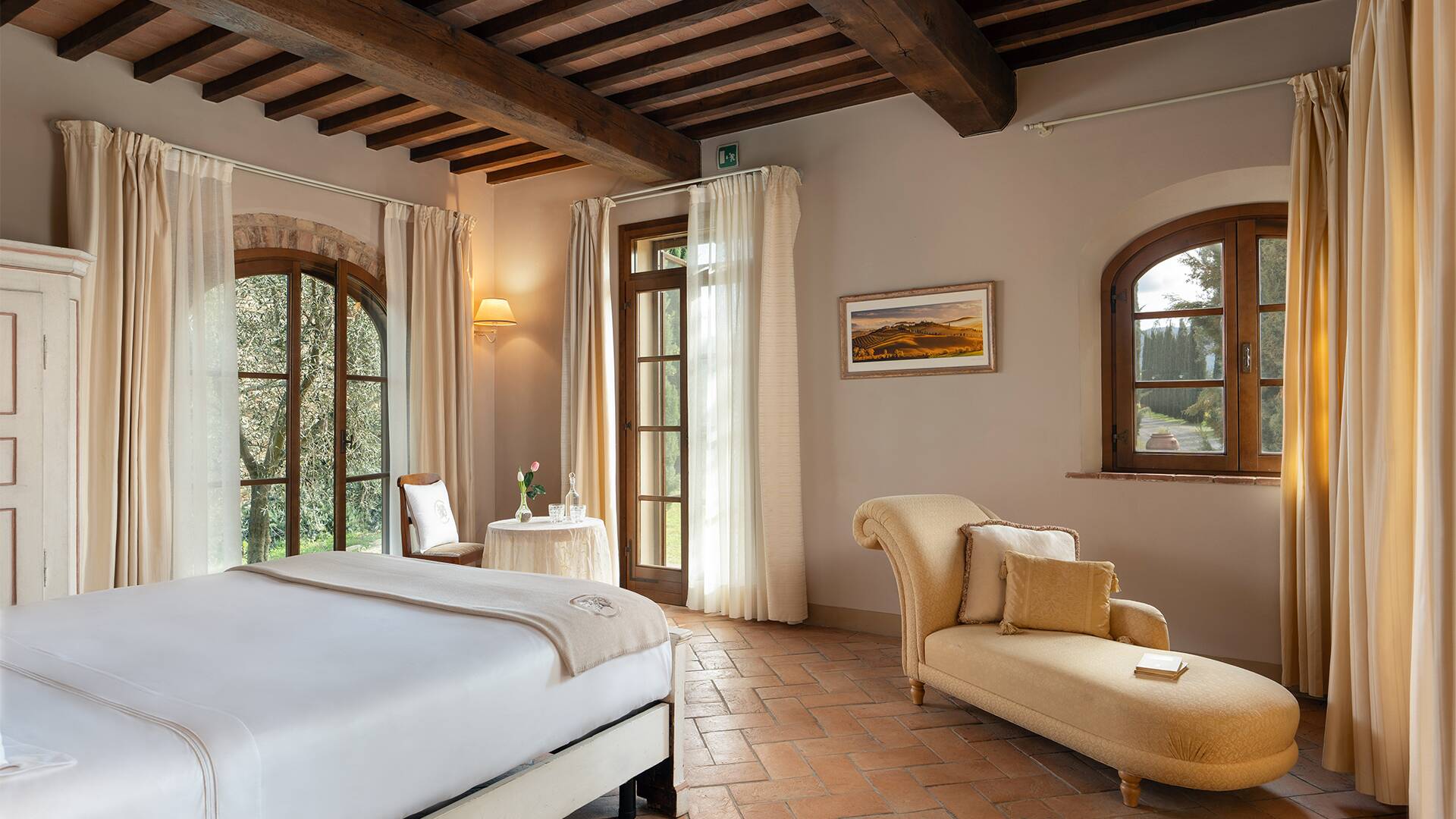double bedroom with chaise longue