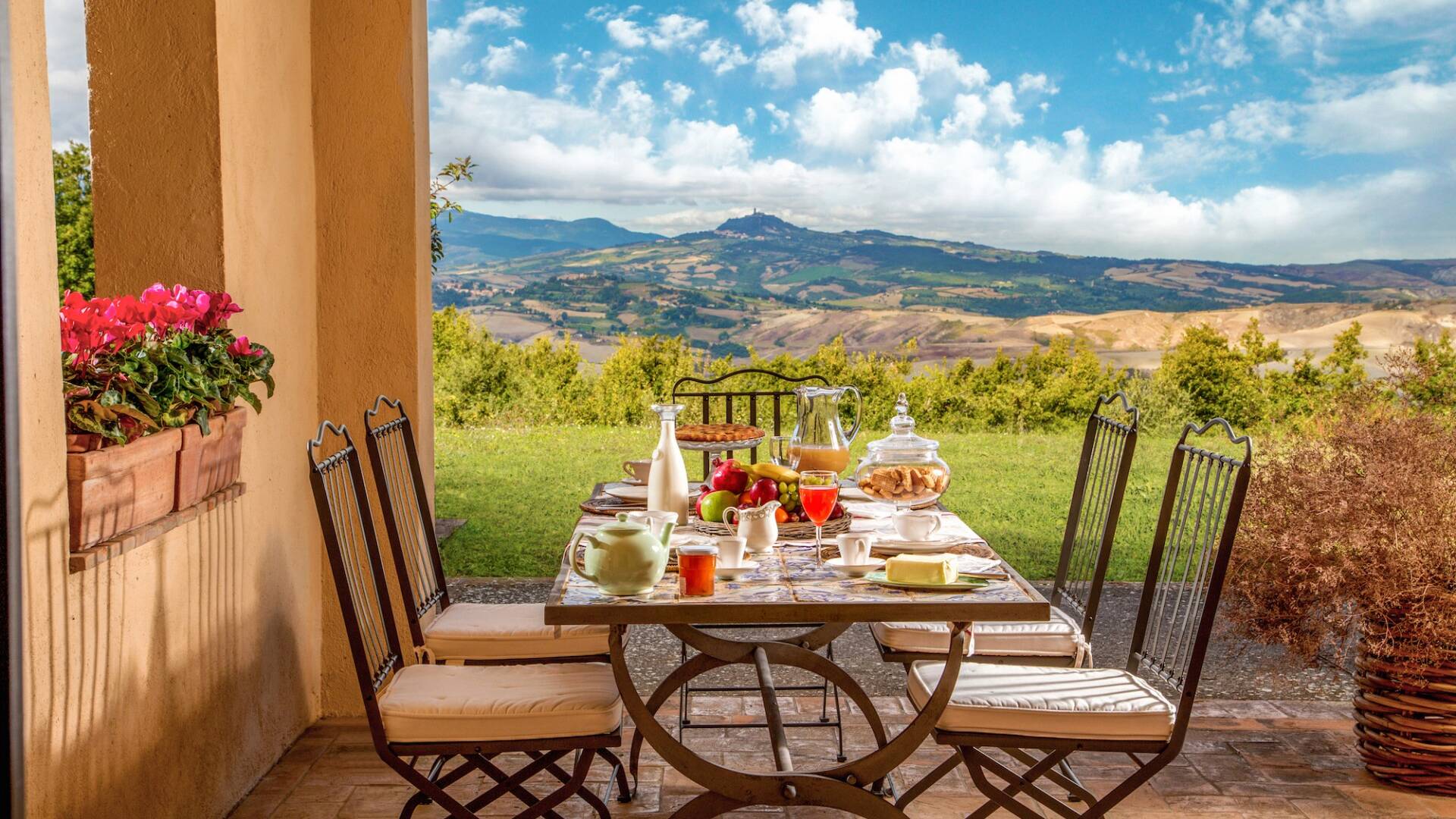 outdoor alfresco dining with view over the Tuscan hills
