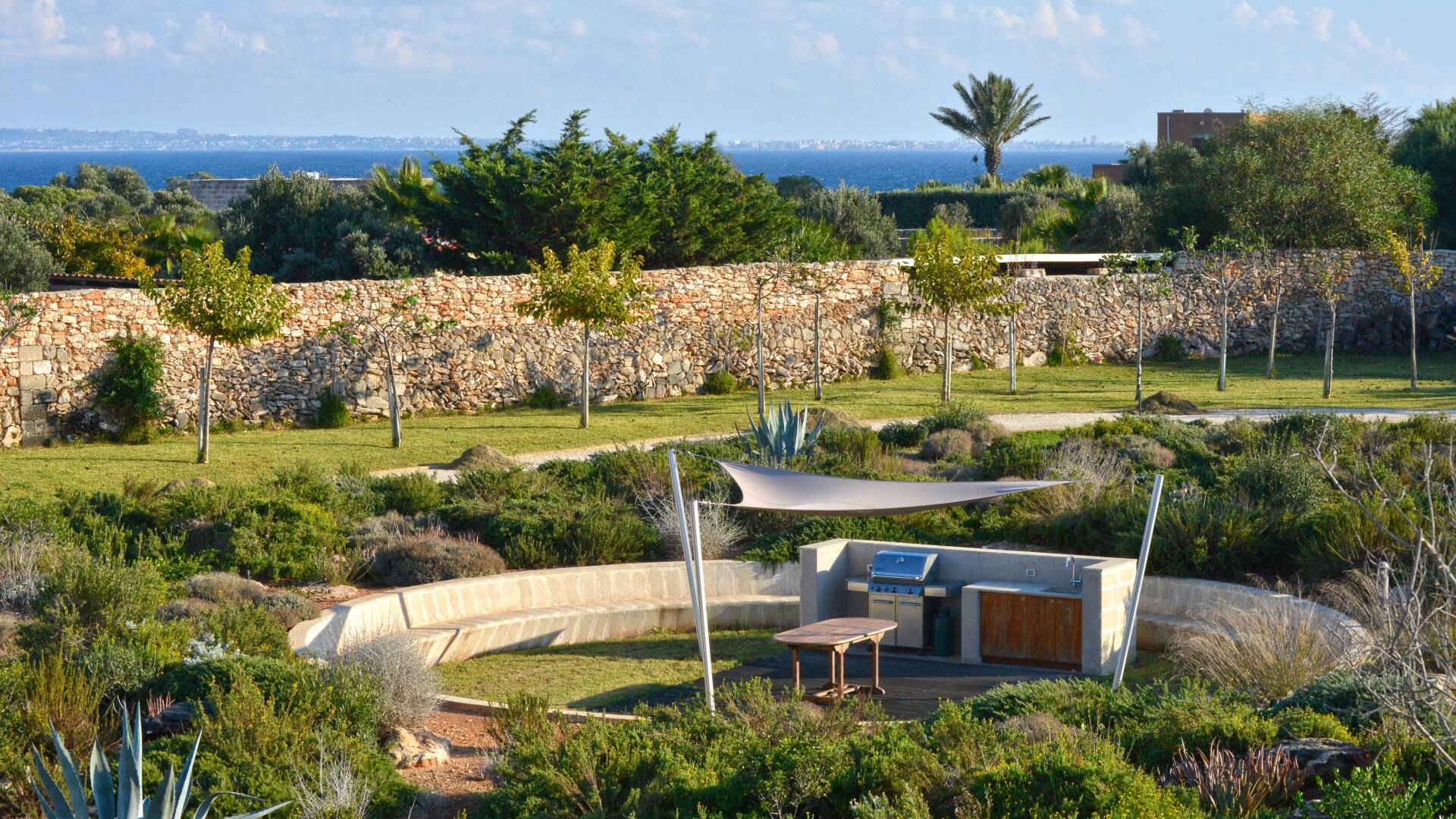 outdoor kitchen