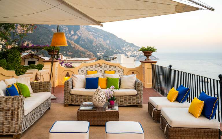 outdoor covered sitting area