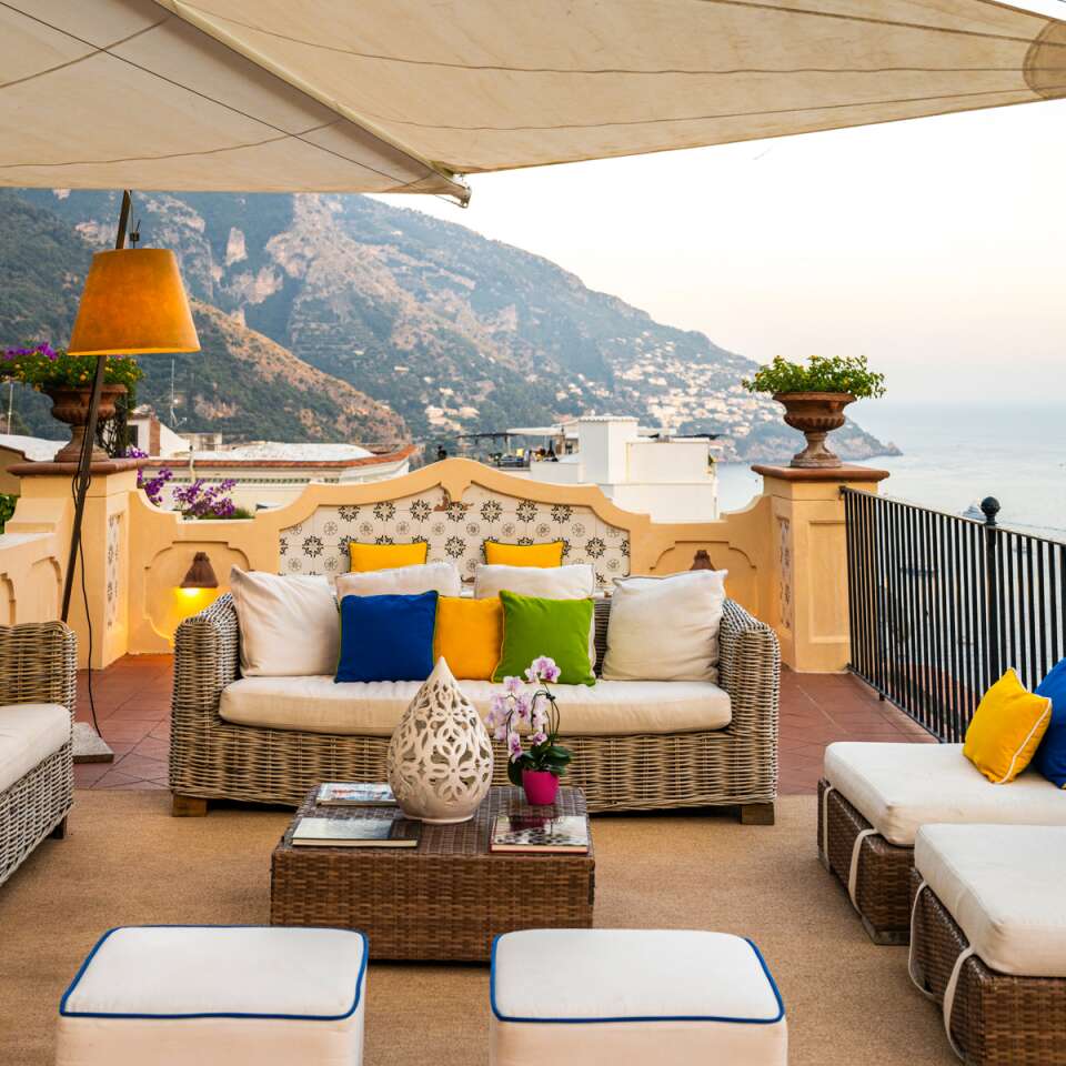 outdoor covered sitting area