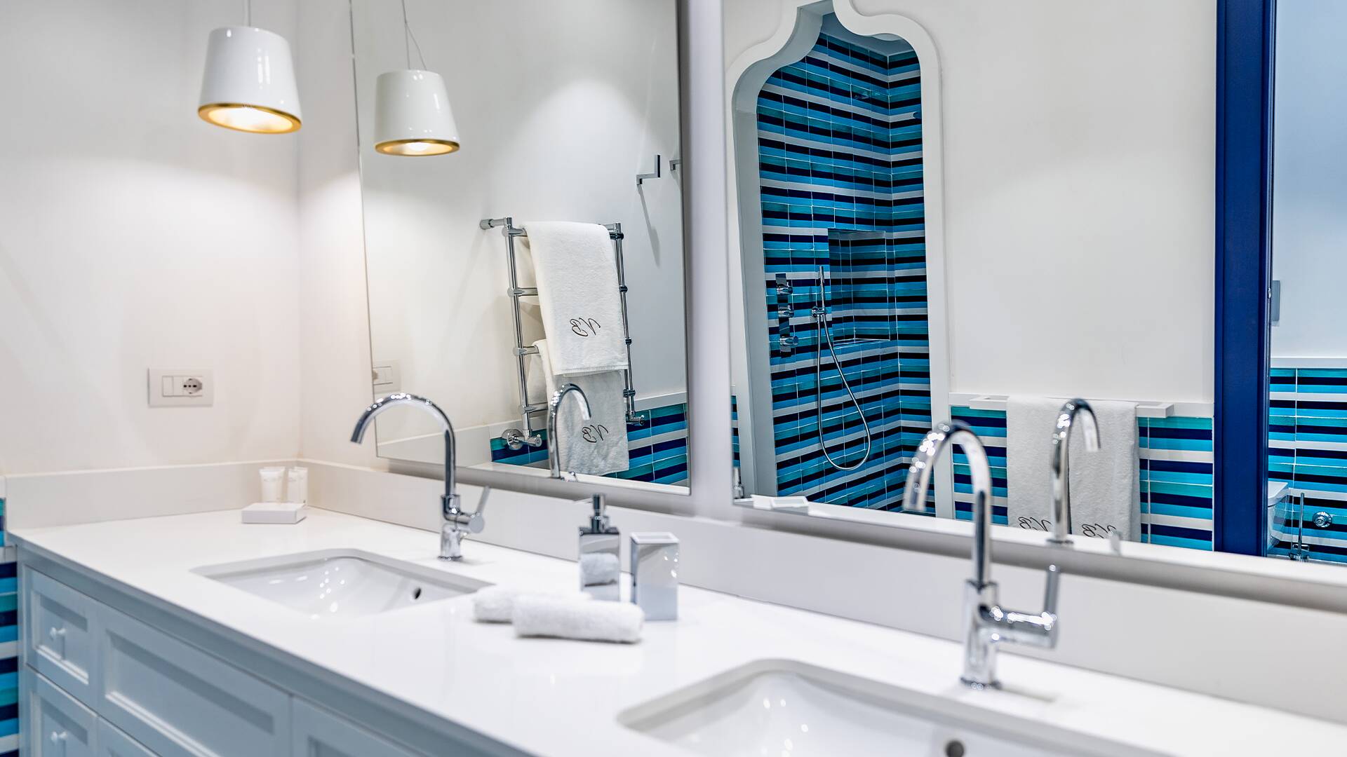 en suite bathroom with double lavabo