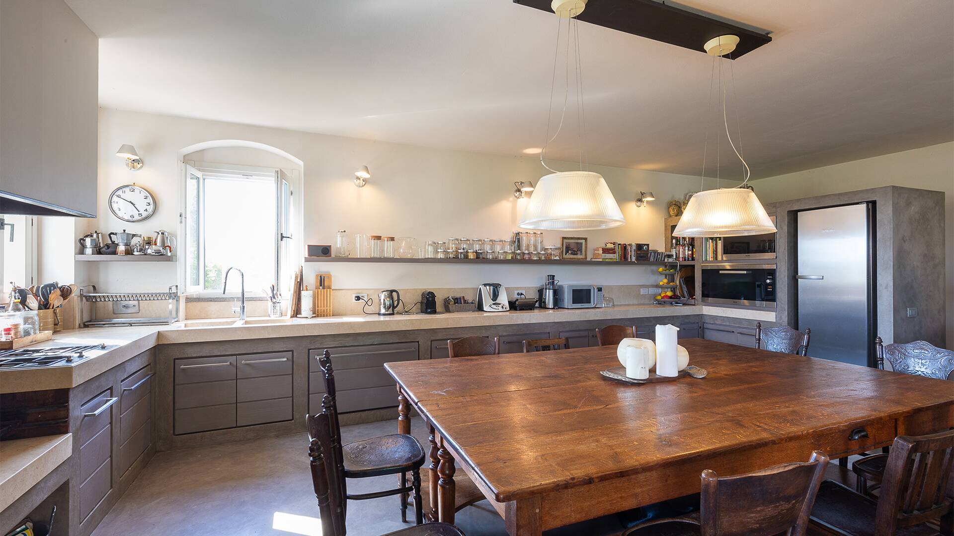 fully-equipped kitchen with eating table 