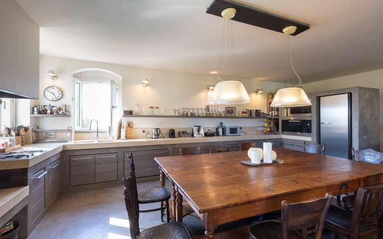 fully-equipped kitchen with eating table 