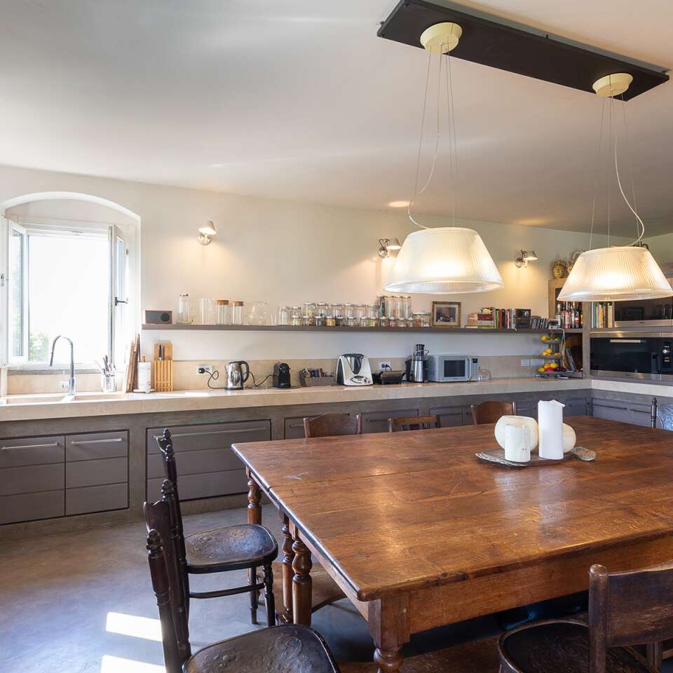 fully-equipped kitchen with eating table 