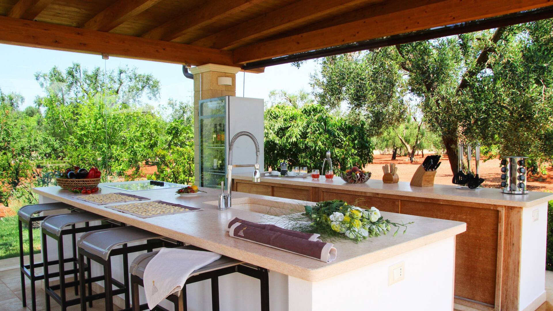 outdoor kitchen, counter with stools