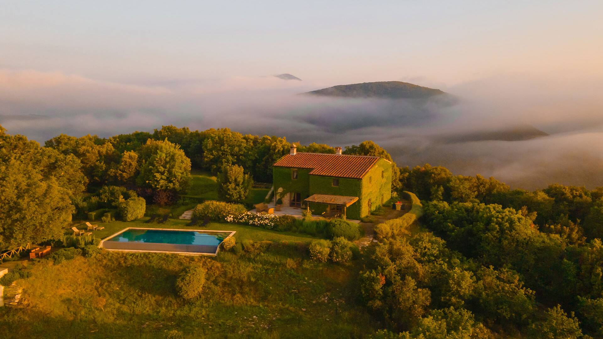 luxury vacation villa Saluki for weekly rentals in Umbria