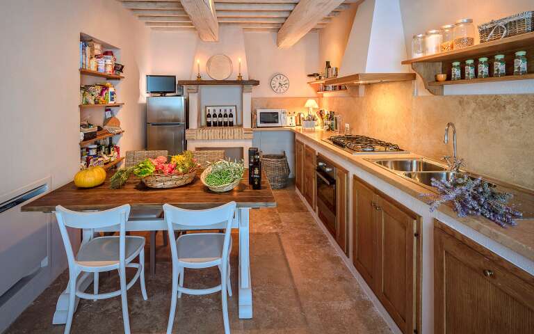 fully equipped kitchen with dining table