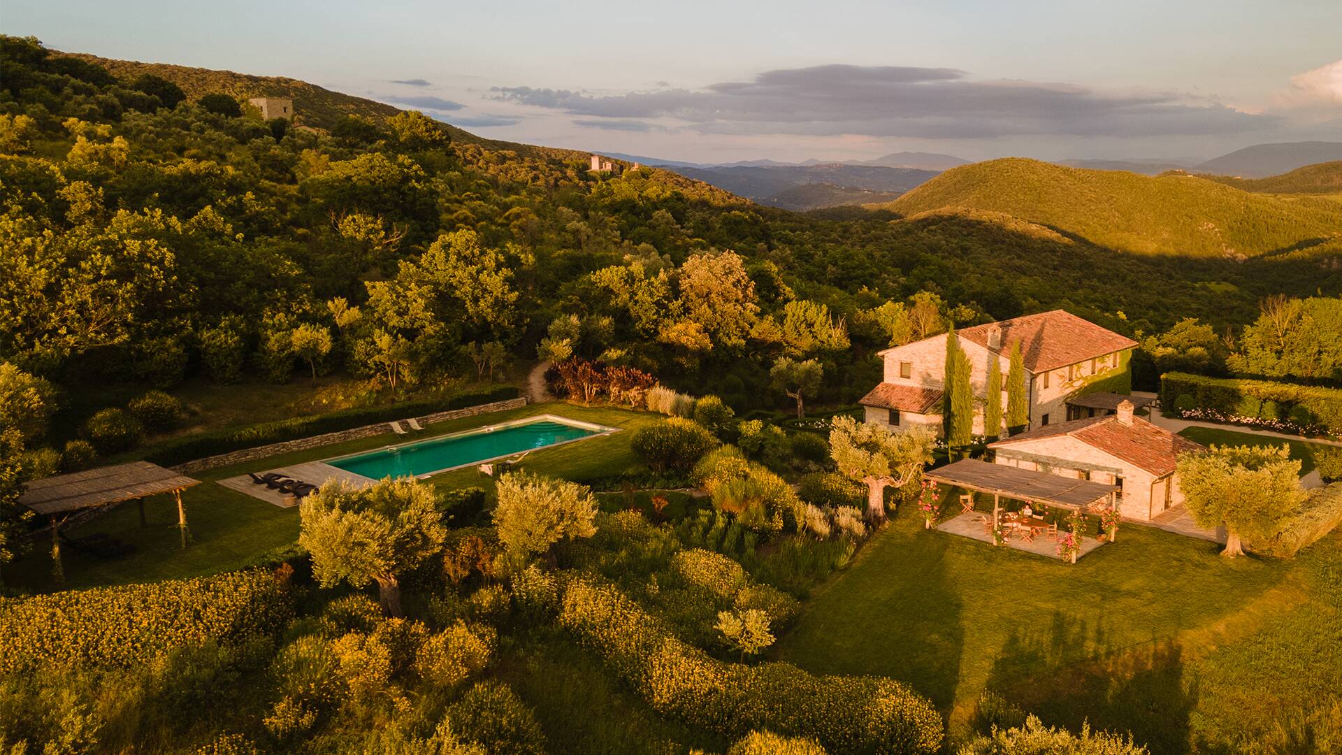 luxury villa Carlino for rent in Umbria