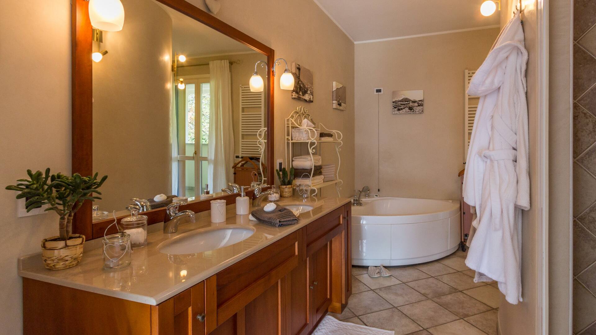 second floor, bathroom of the master bedroom n. 2
