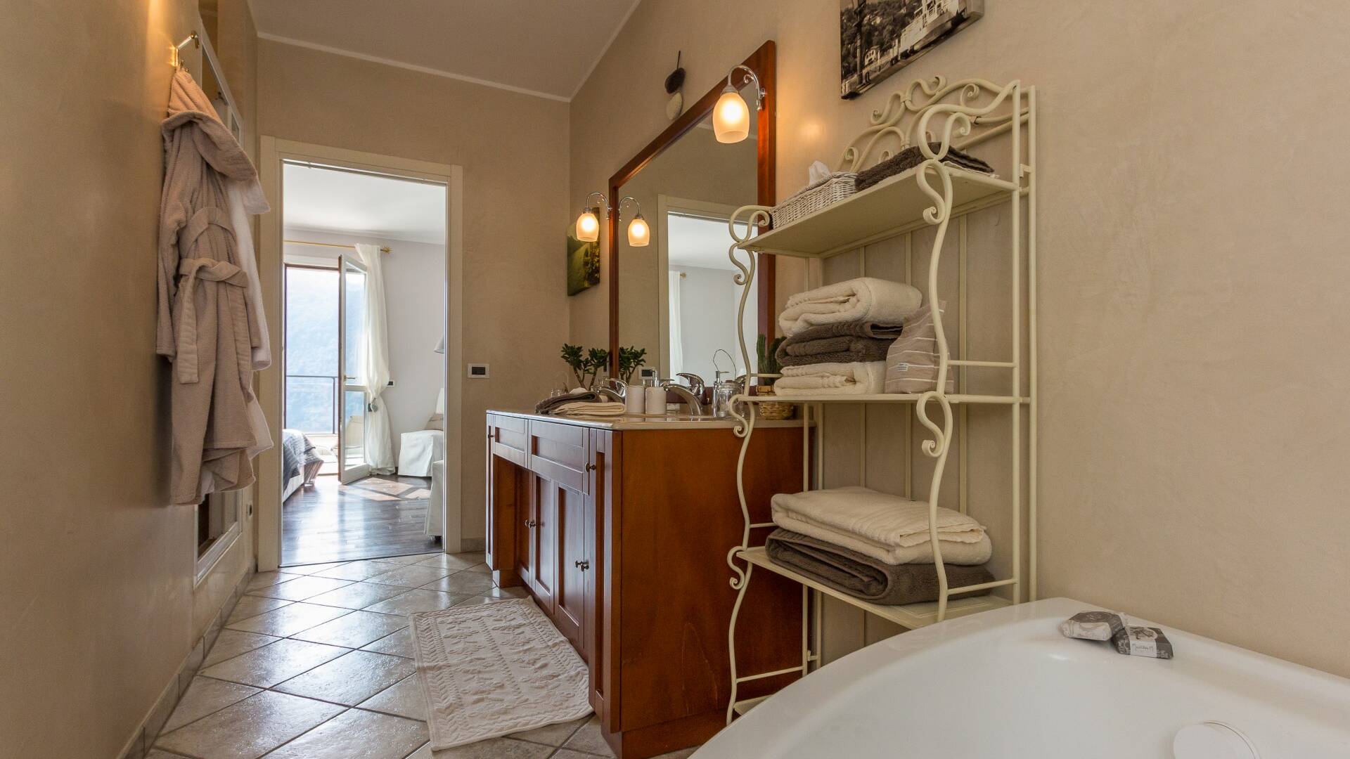 second floor, bathroom of the master bedroom n. 2