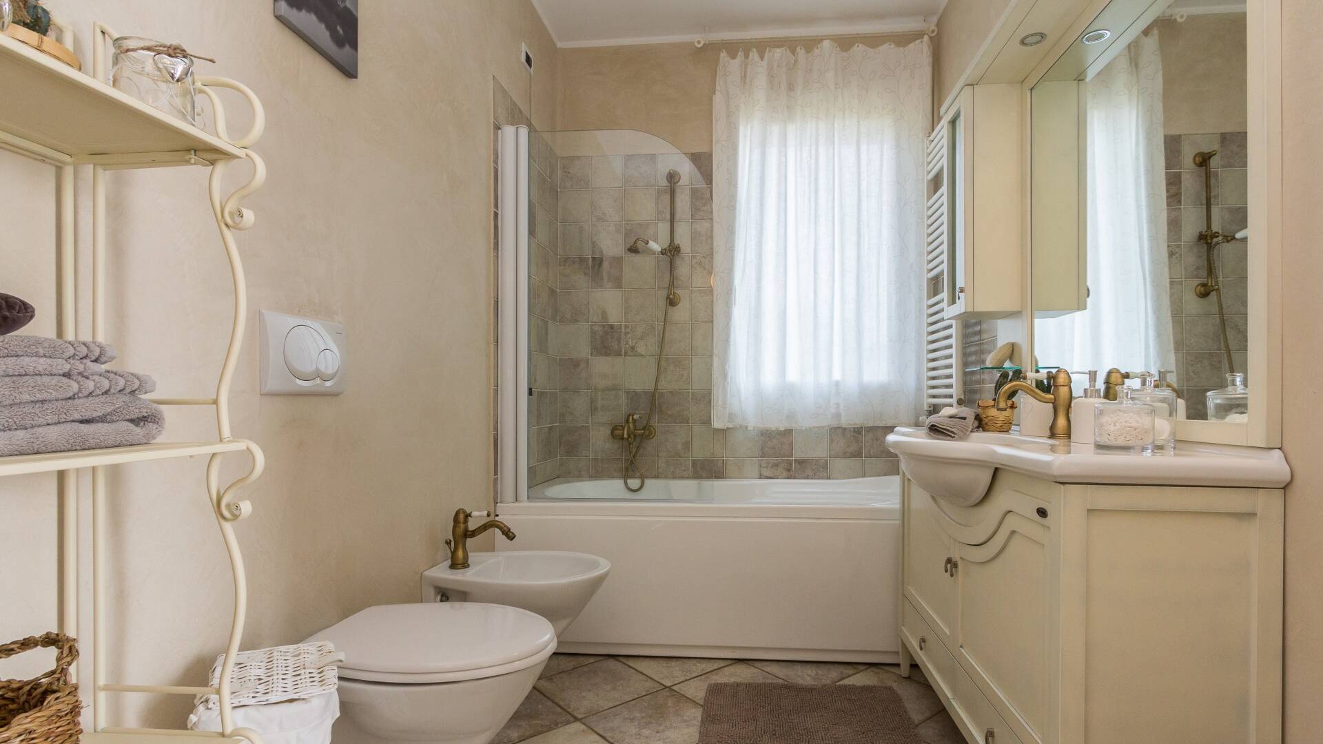 second floor, bathroom of bedroom n. 4