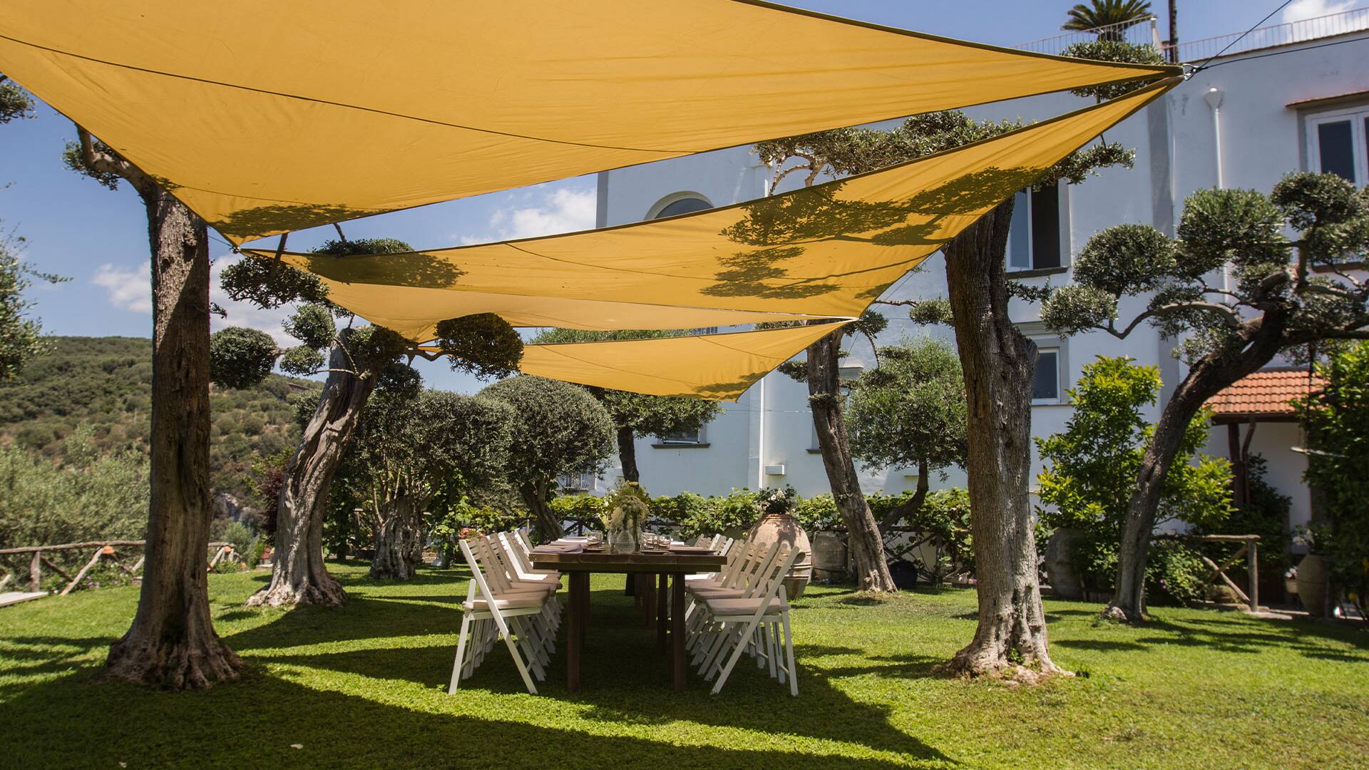 outdoor dining table 
