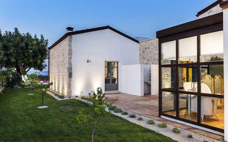 modern luxury villa for rent in Sicily