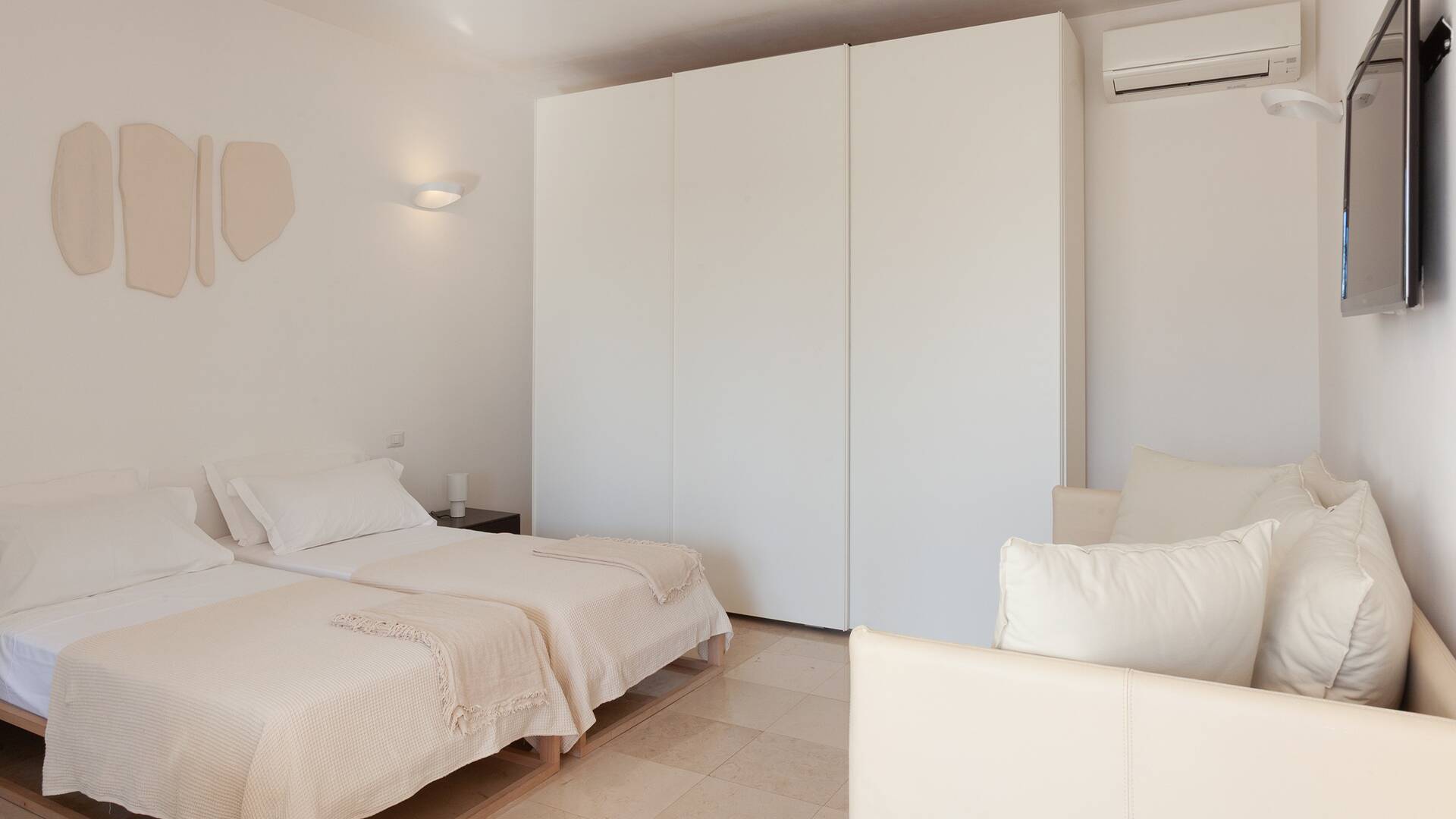 en suite twin bedroom
