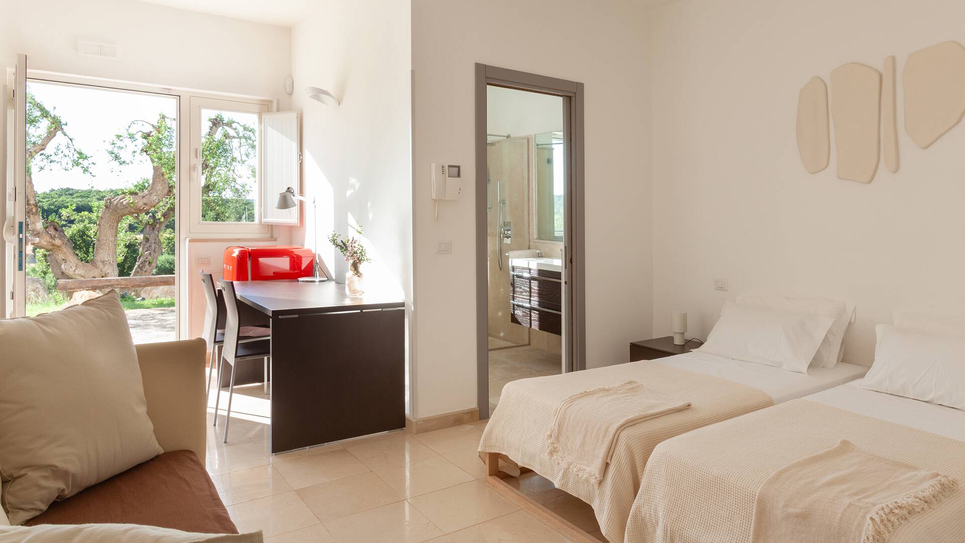 en suite twin bedroom