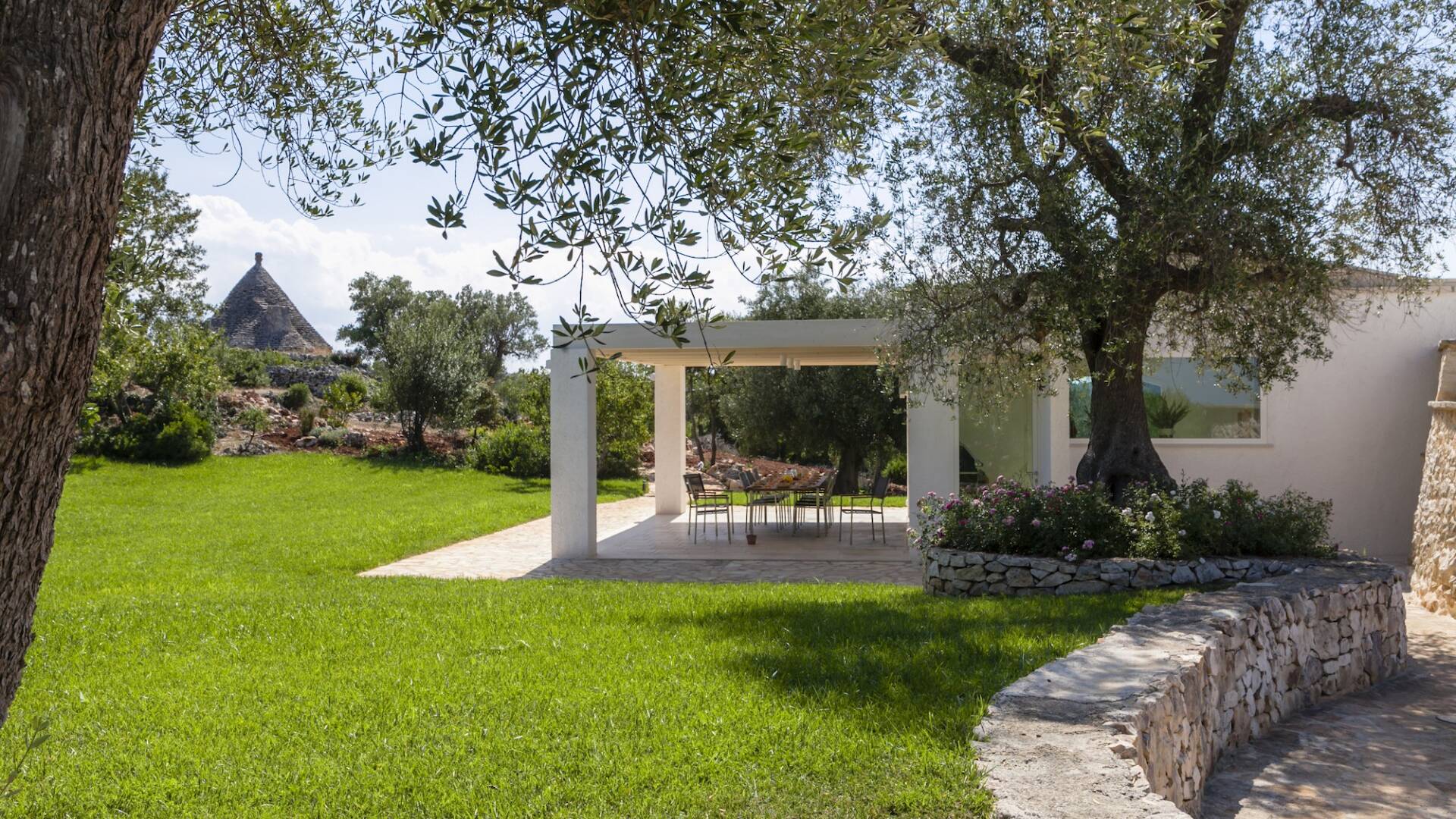 outdoor covered dining area