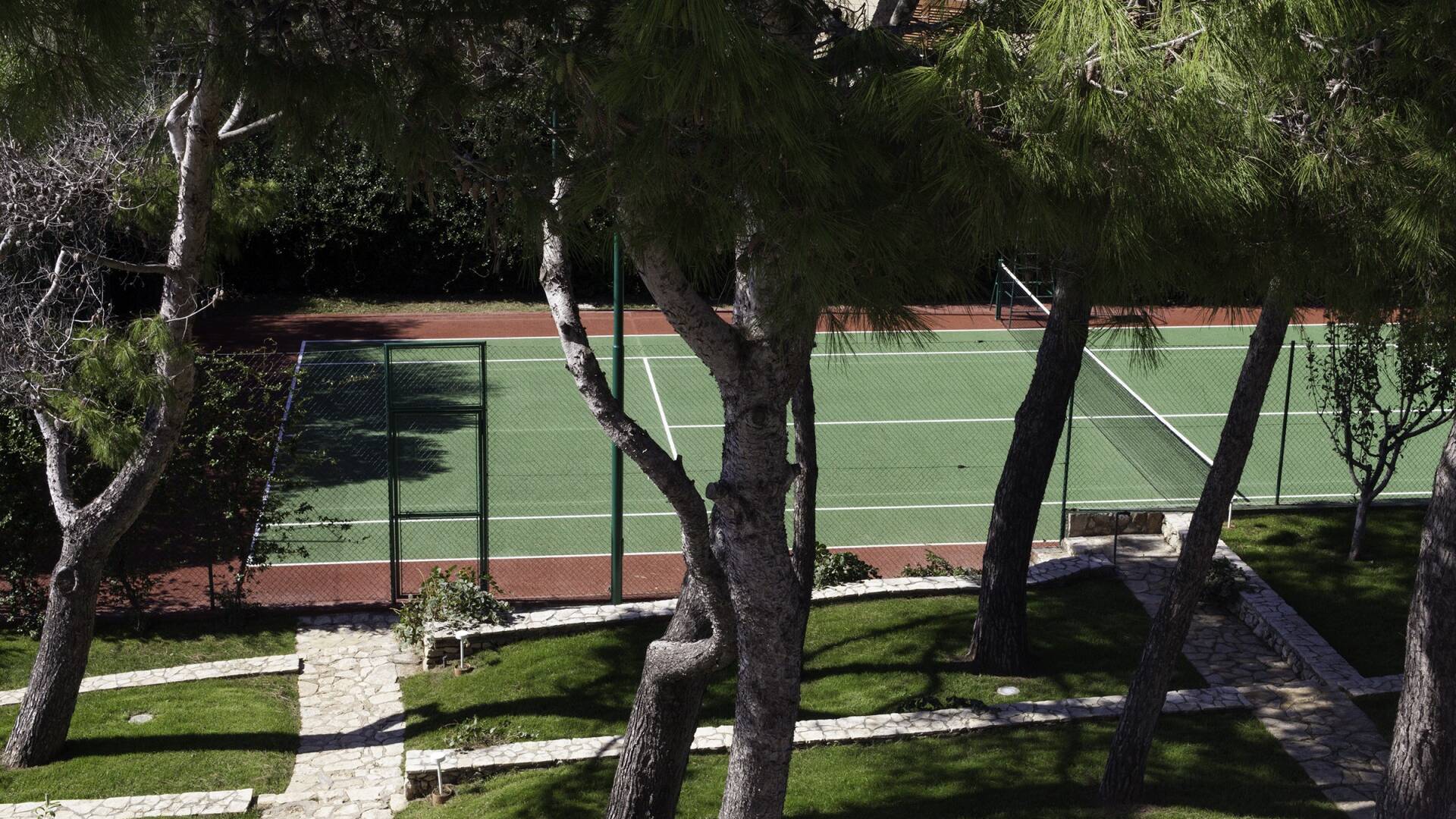 private tennis court Luna