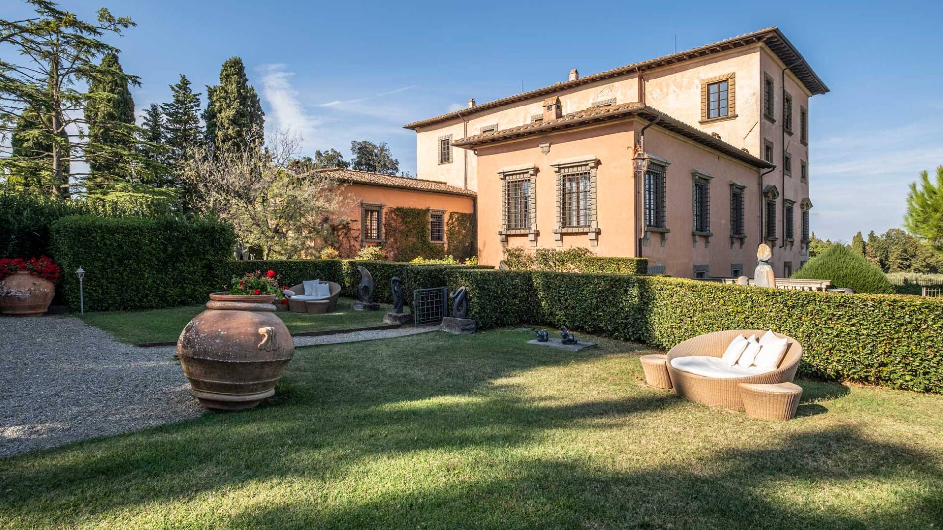 front view luxury Villa Machiavelli