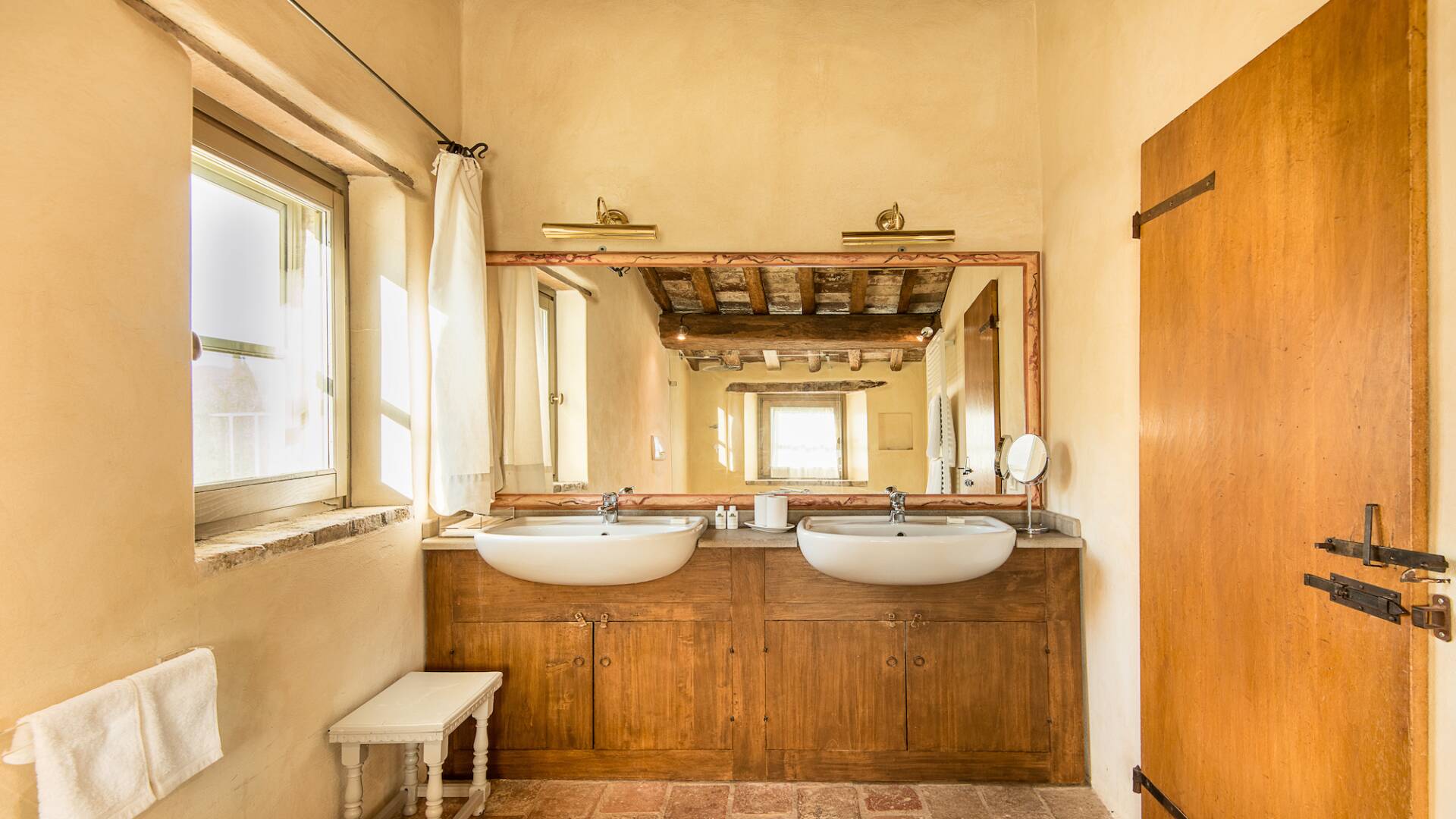 main villa, first floor, master bedroom's en suite bathroom