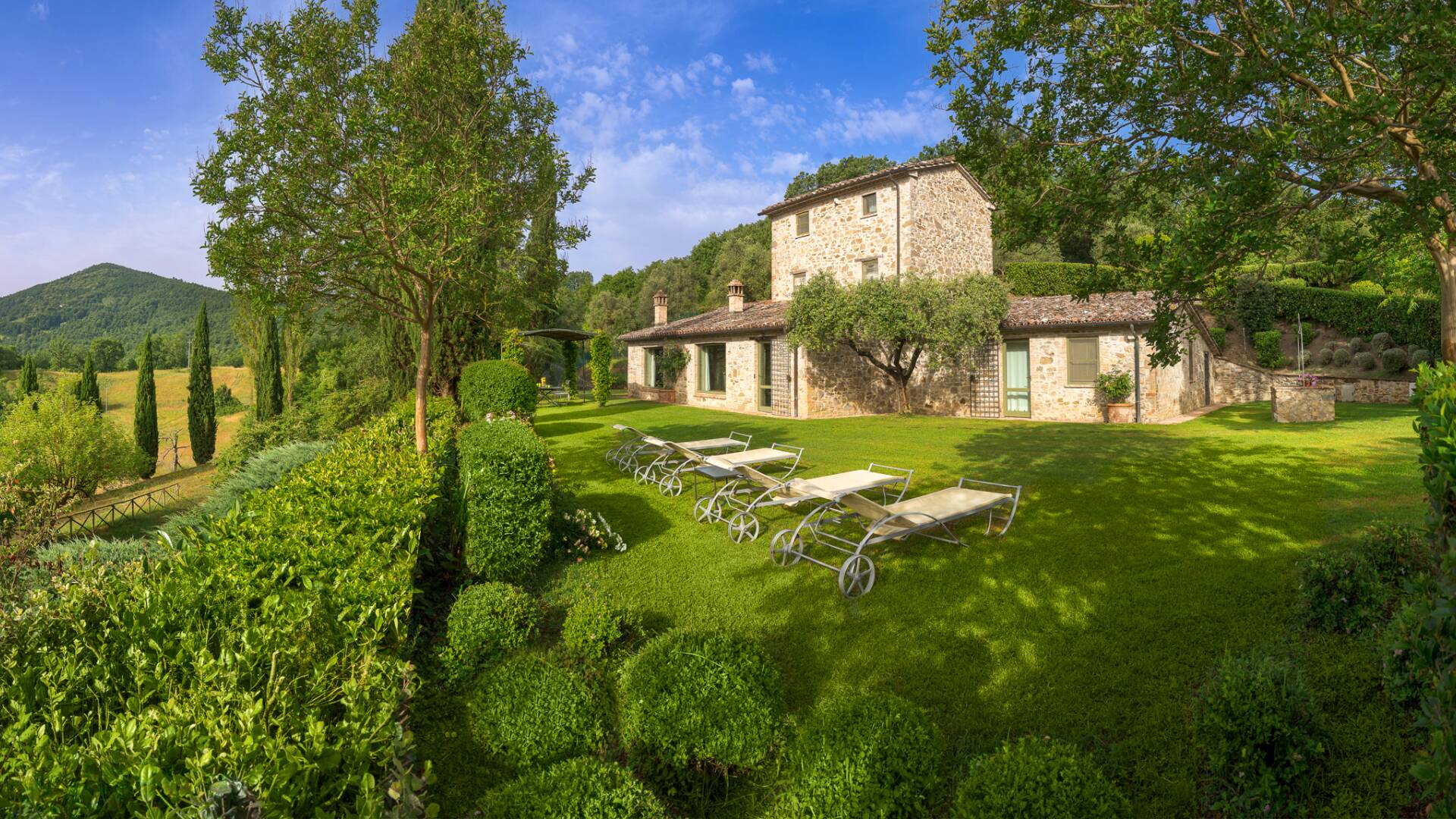 luxury vacation family villa for rent in Umbria, Tuscany boarder immersed in the countryside