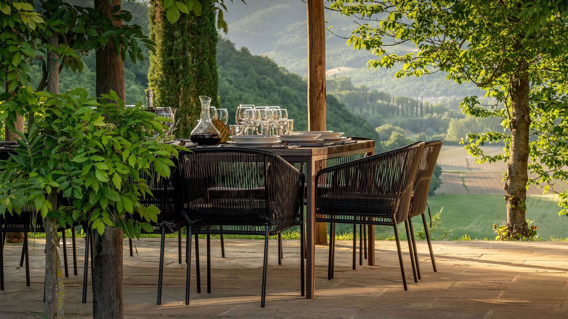 al fresco dining area under the pergola