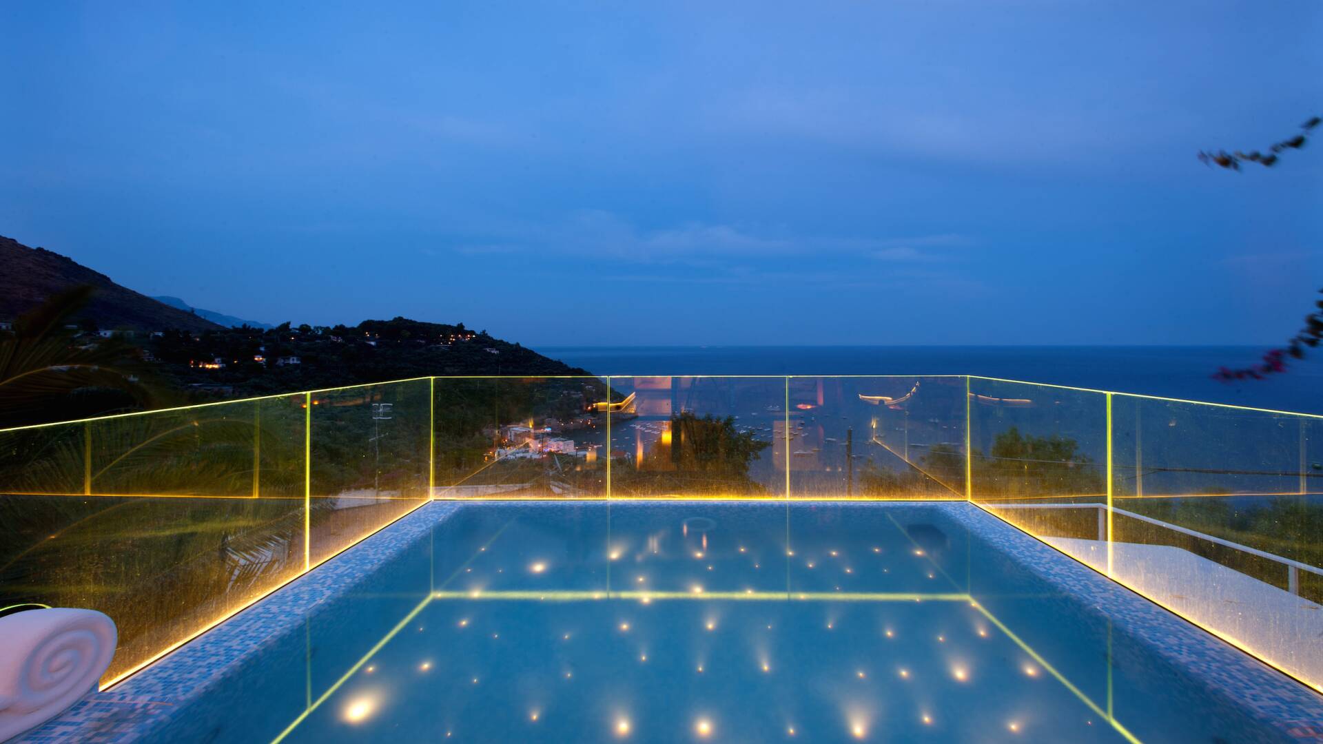 plunge pool with sea view