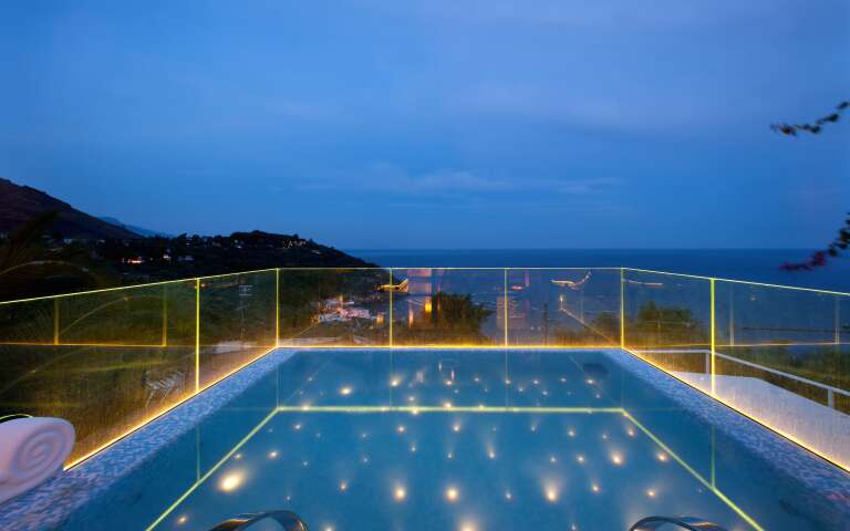 plunge pool with sea view