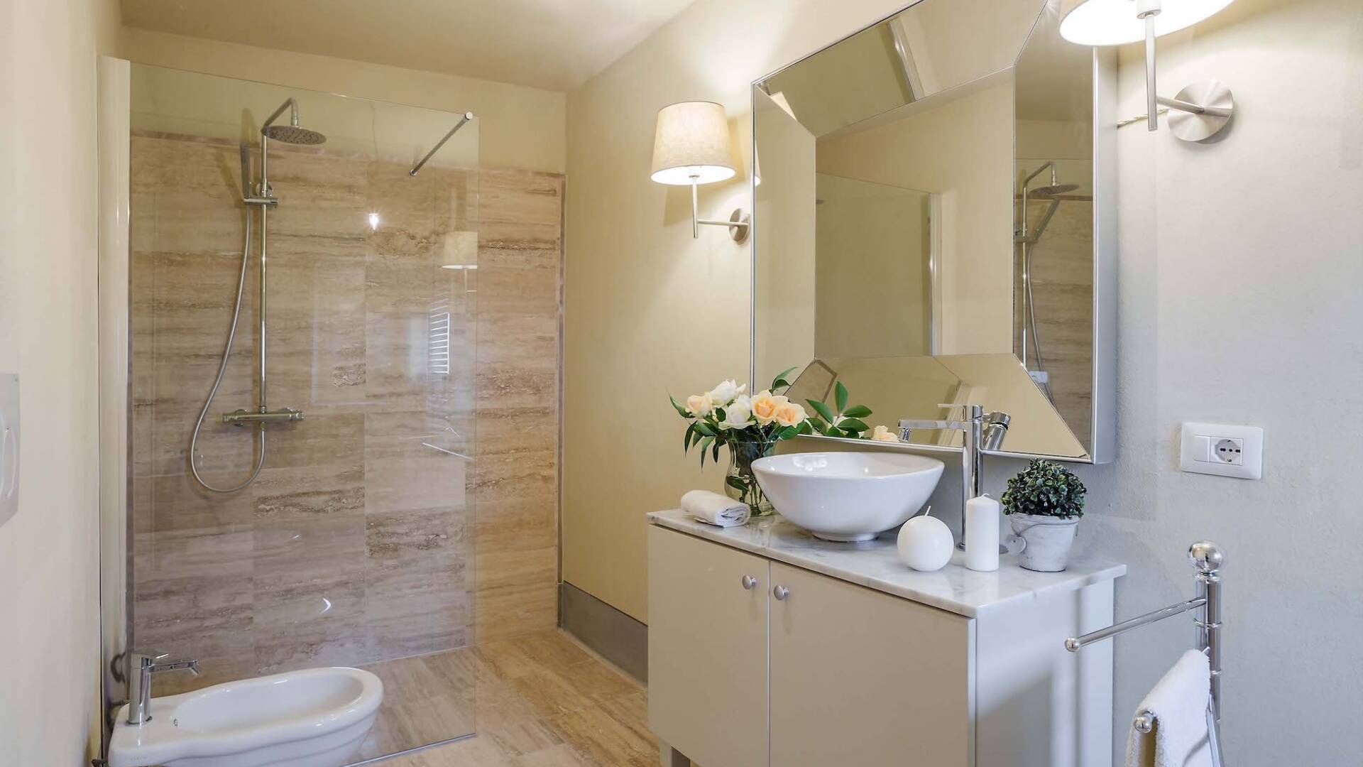 Suite Rosa, en suite bathroom